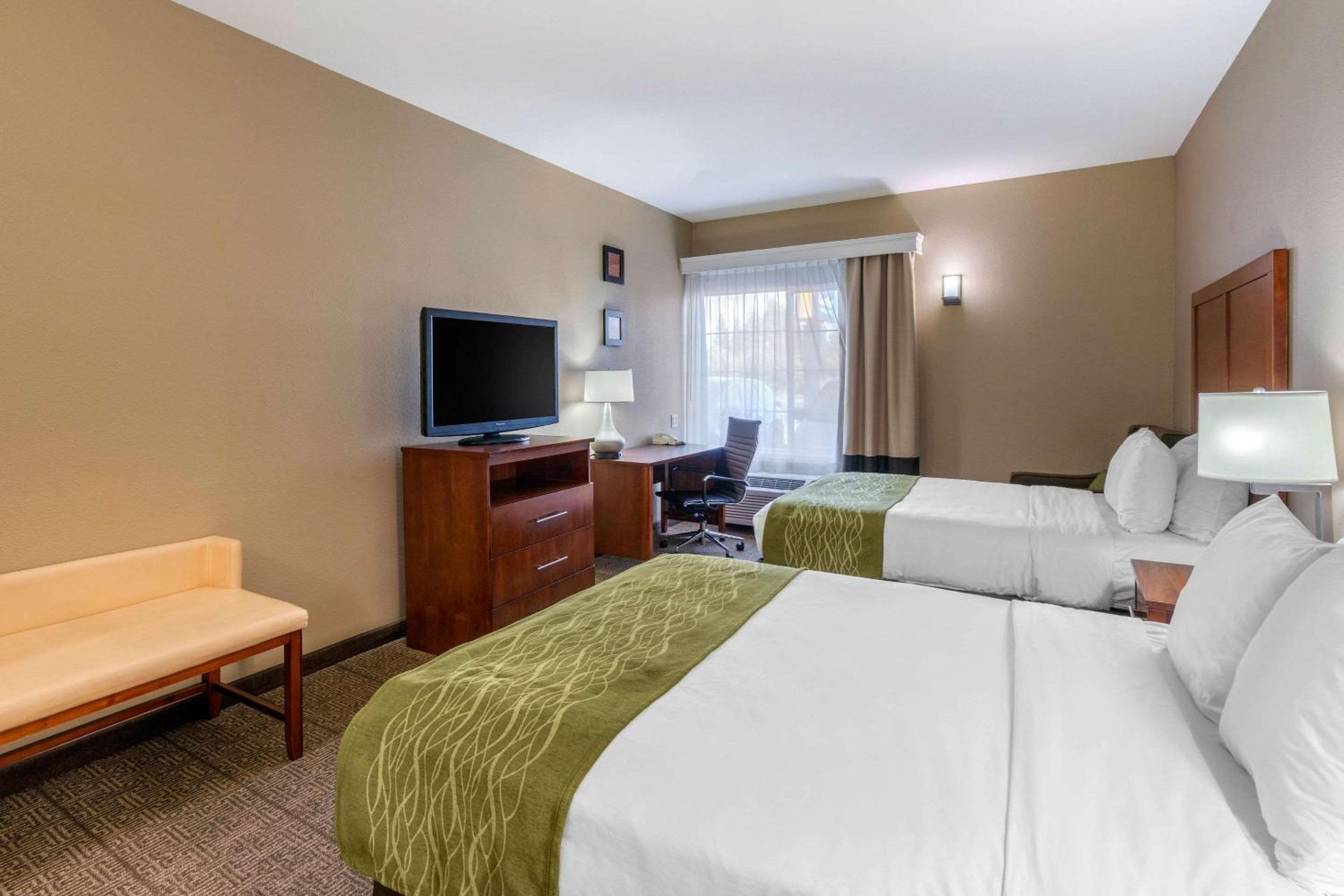 Queen Room with Two Queen Beds - Non-Smoking - Photo 1