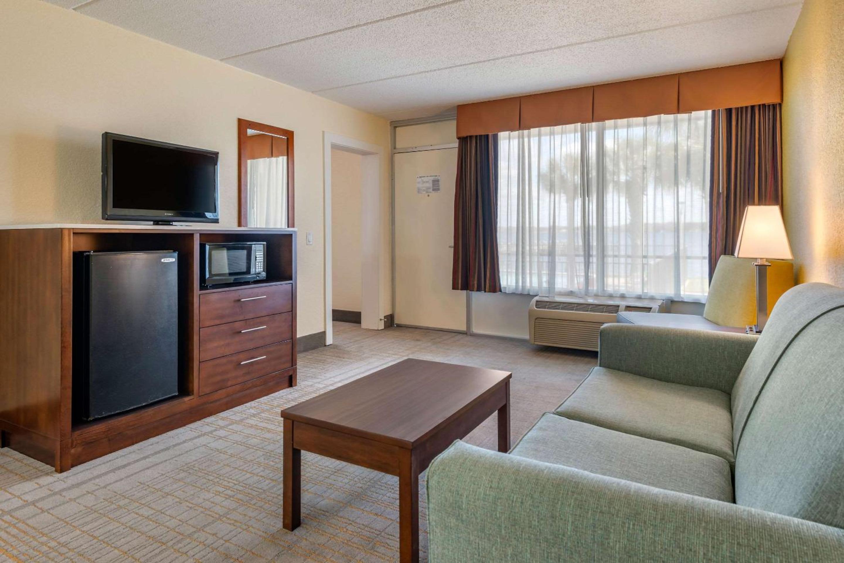 Superior Queen Suite with Two Queen Beds - Non-Smoking - Photo 4