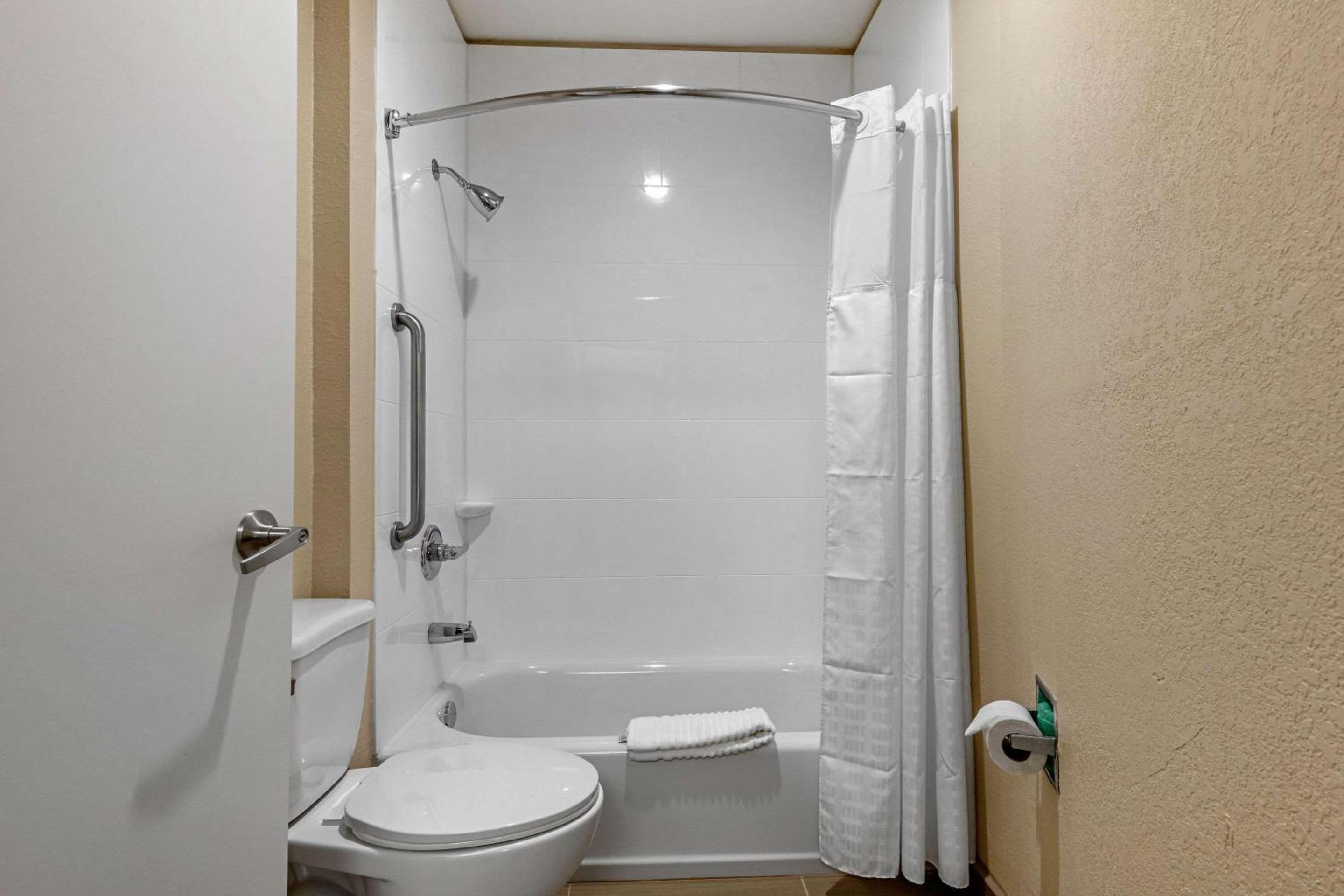 King Suite - Non-Smoking - Photo 2