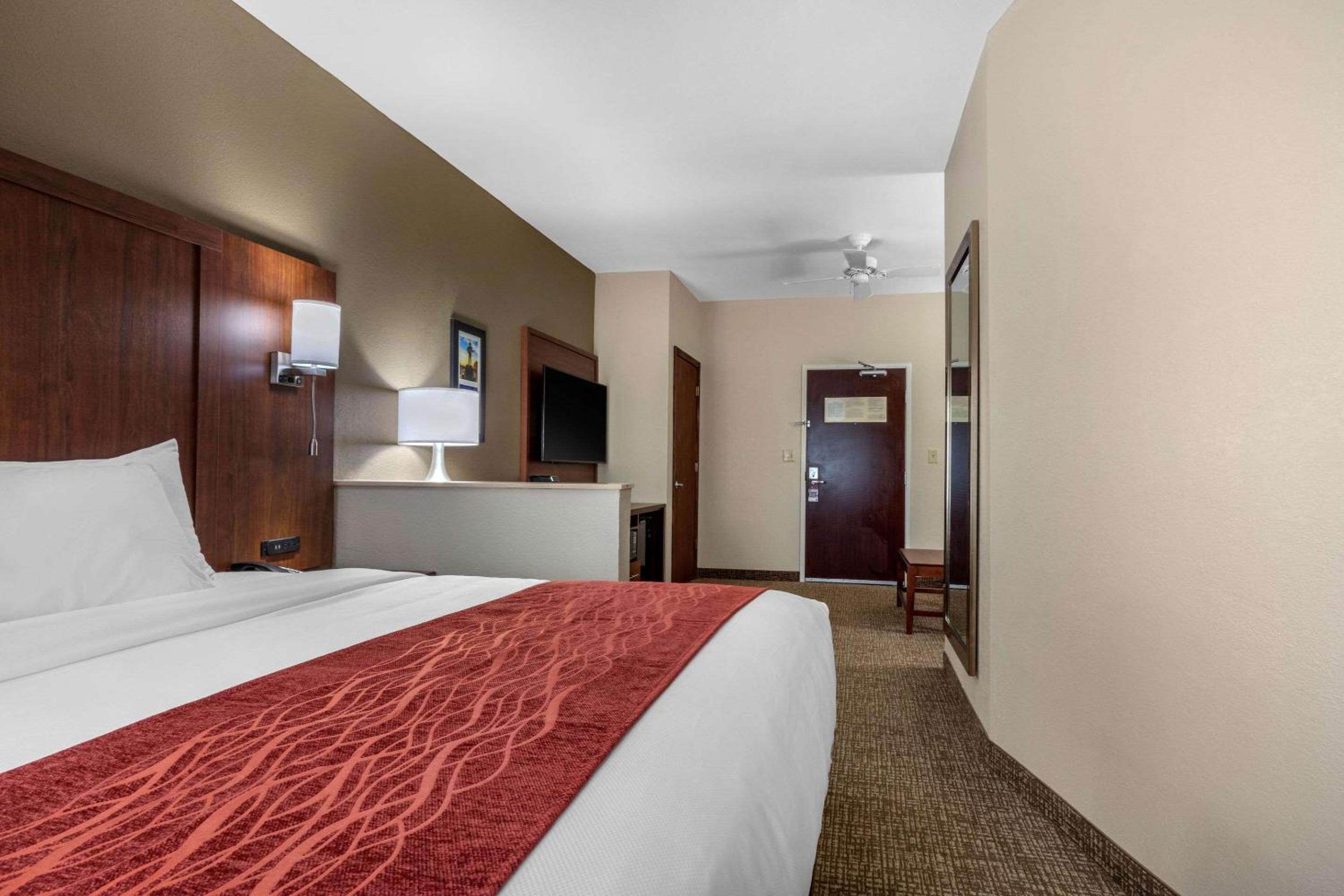 King Suite with Shower - Non-Smoking - Photo 1