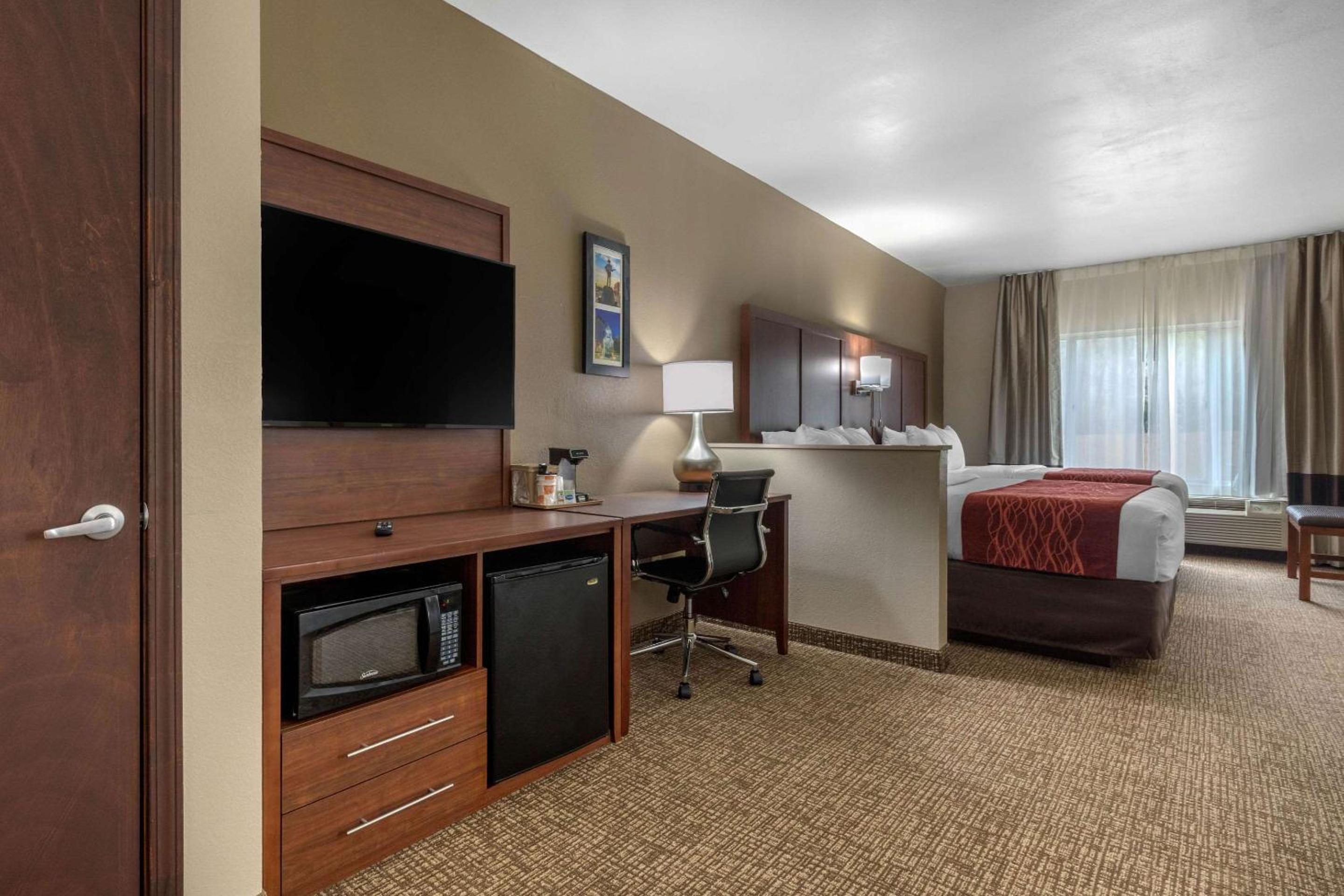Queen Suite with Two Queen Beds - Non-Smoking - Photo 1