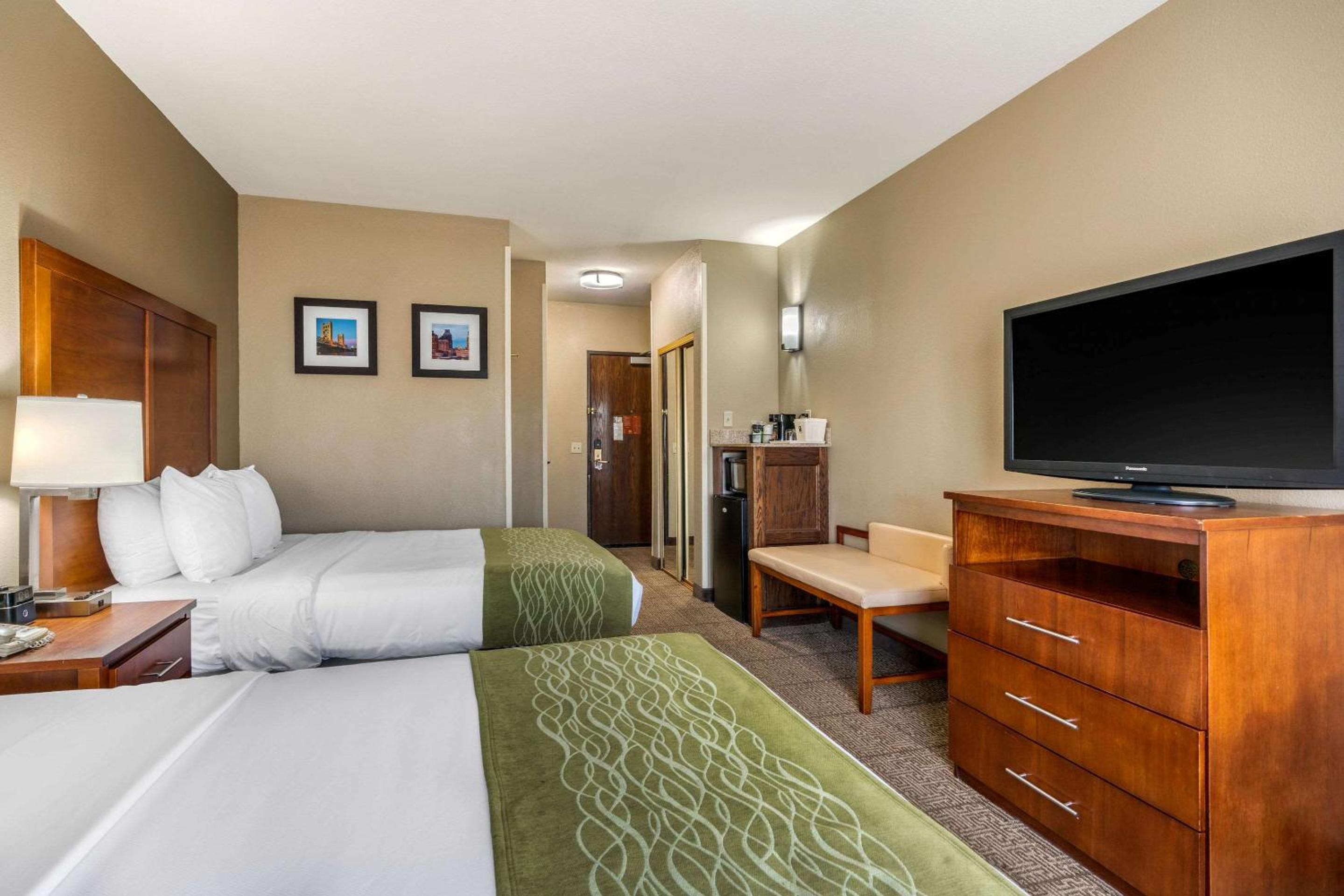 Queen Room with Two Queen Beds - Non-Smoking - Photo 5