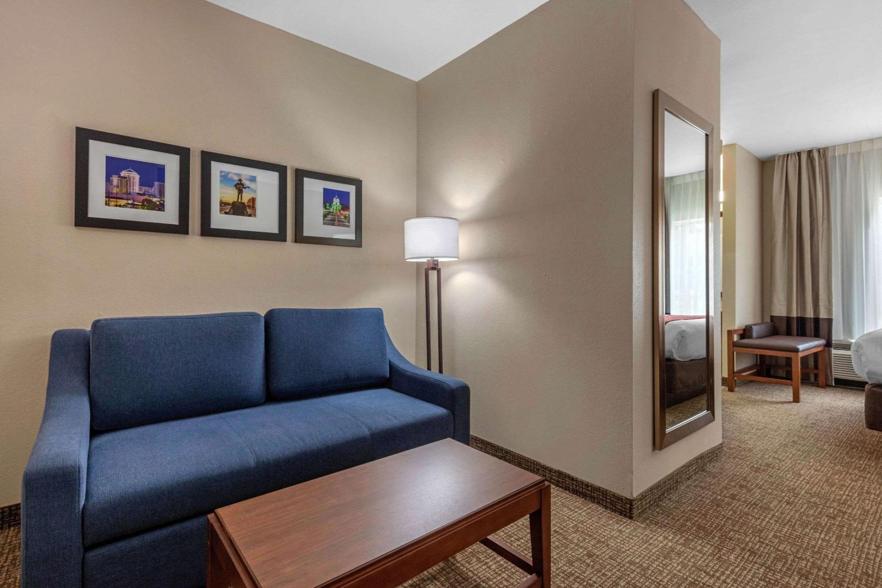 King Suite - Non-Smoking - Photo 3