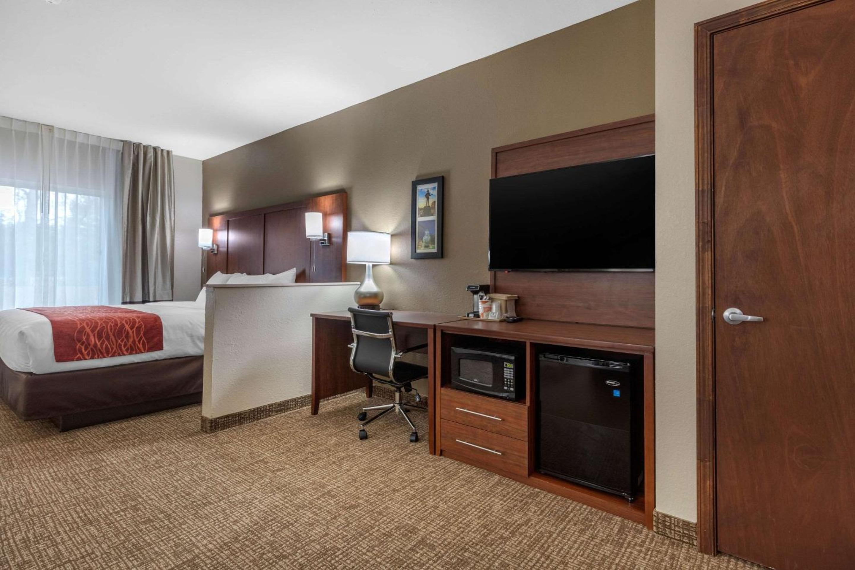 King Suite with Shower - Non-Smoking - Photo 3