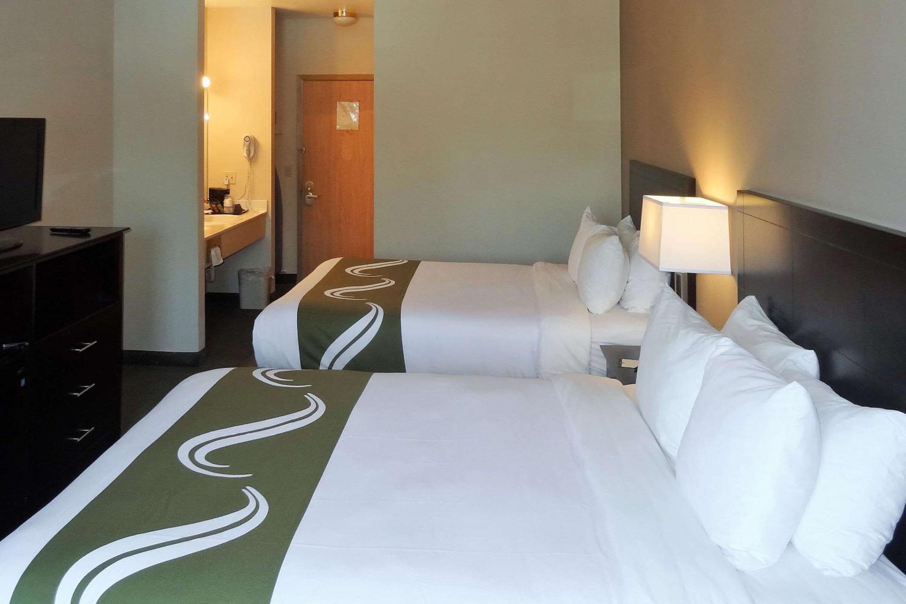 Queen Room with Two Queen Beds - Non-Smoking - Photo 3