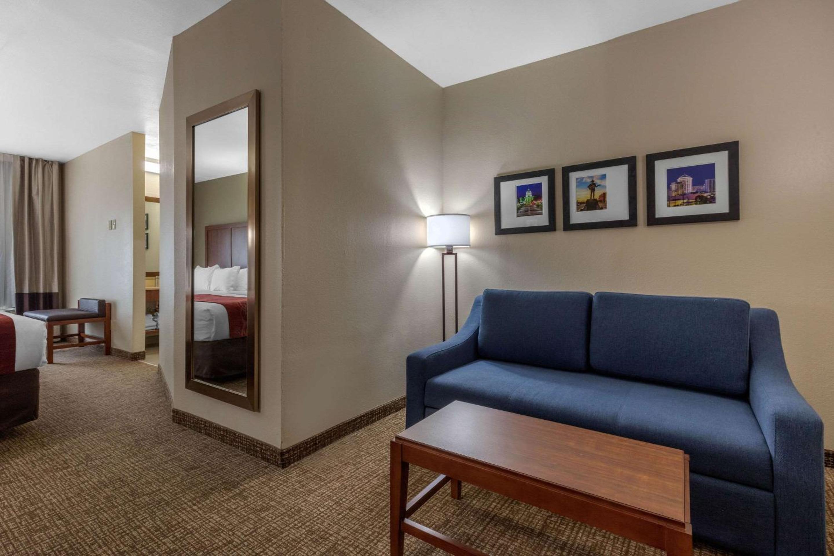 Queen Suite with Two Queen Beds - Non-Smoking - Photo 11