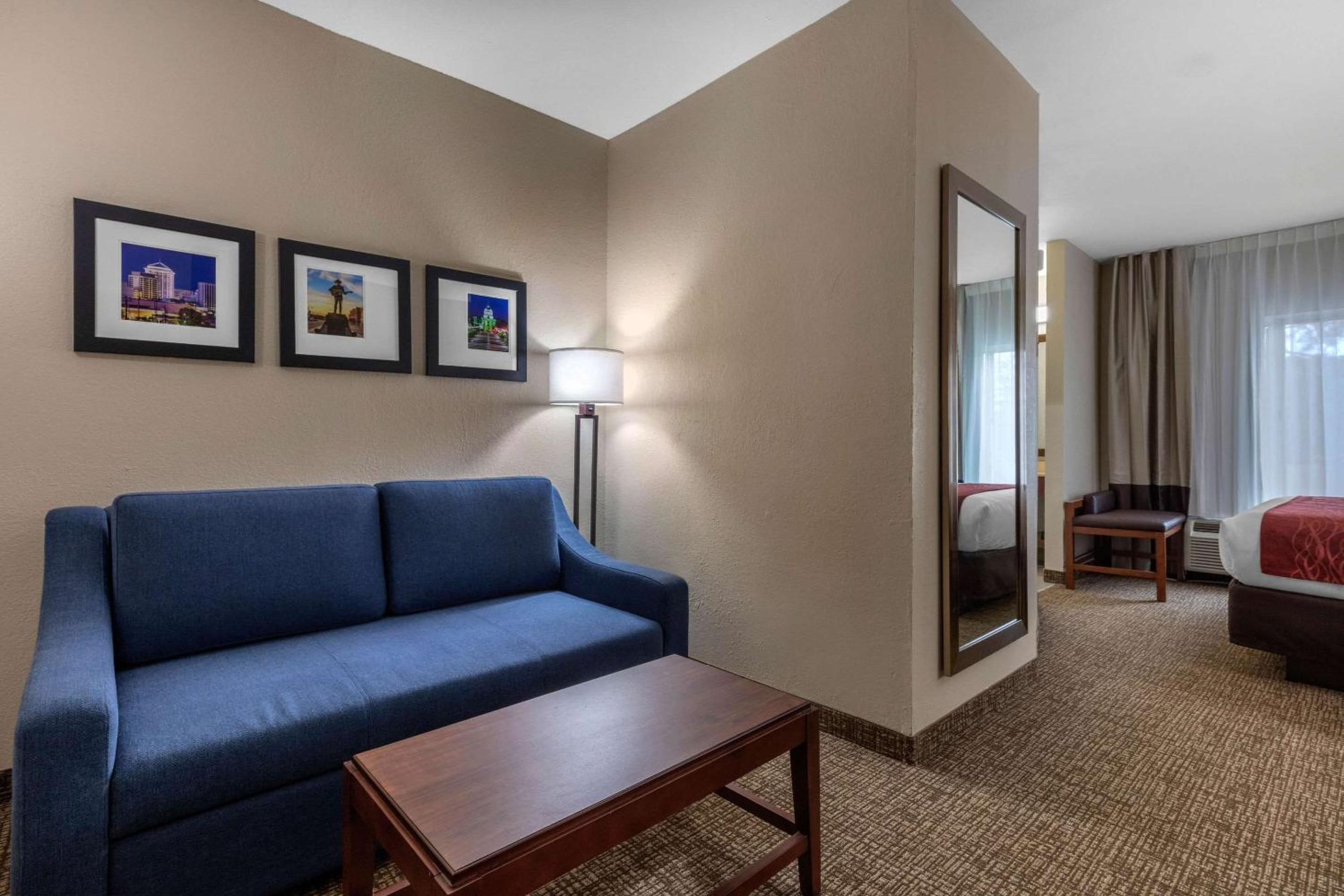 King Suite with Shower - Non-Smoking - Photo 4