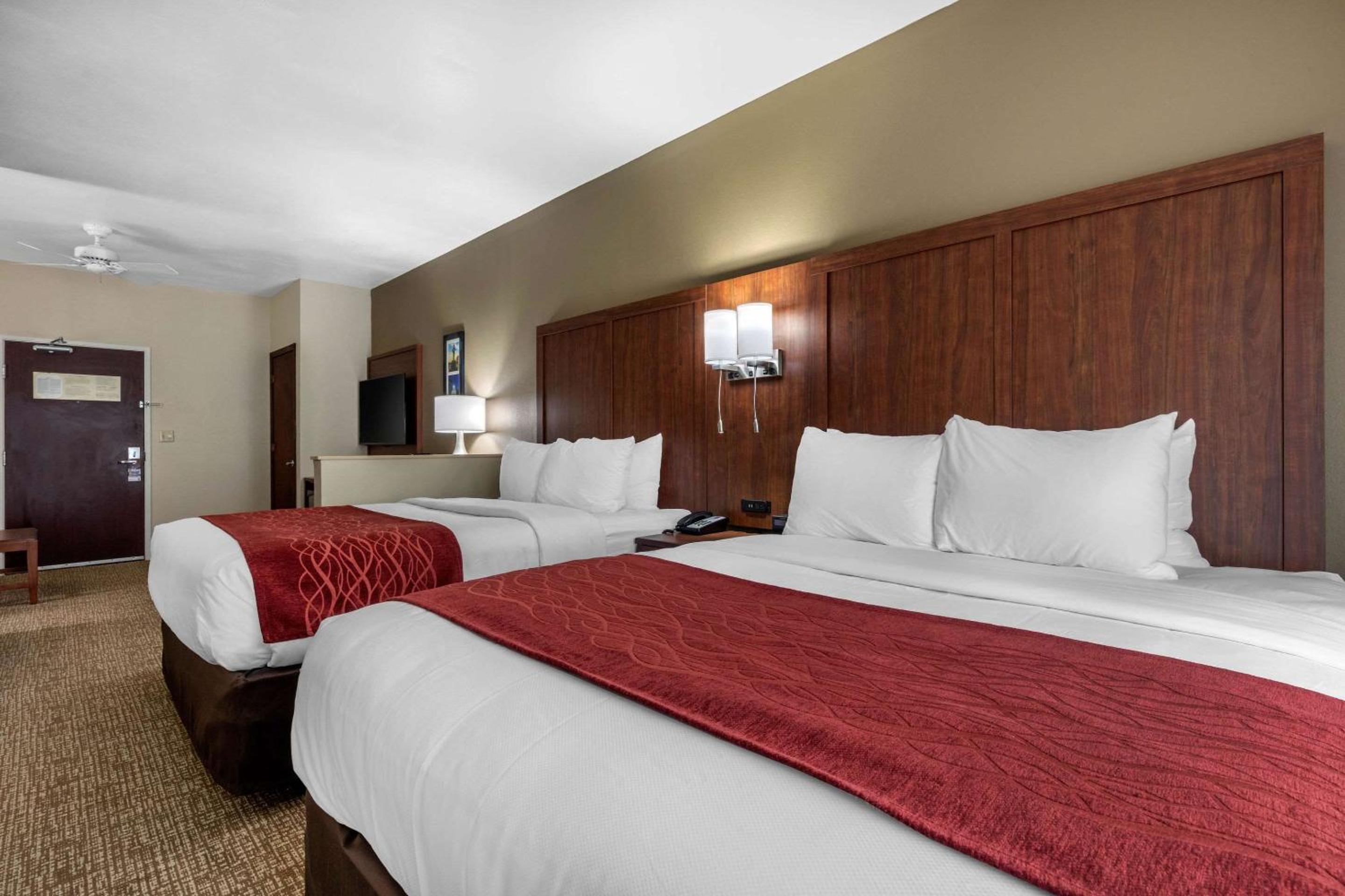 Queen Suite with Two Queen Beds - Non-Smoking - Photo 9