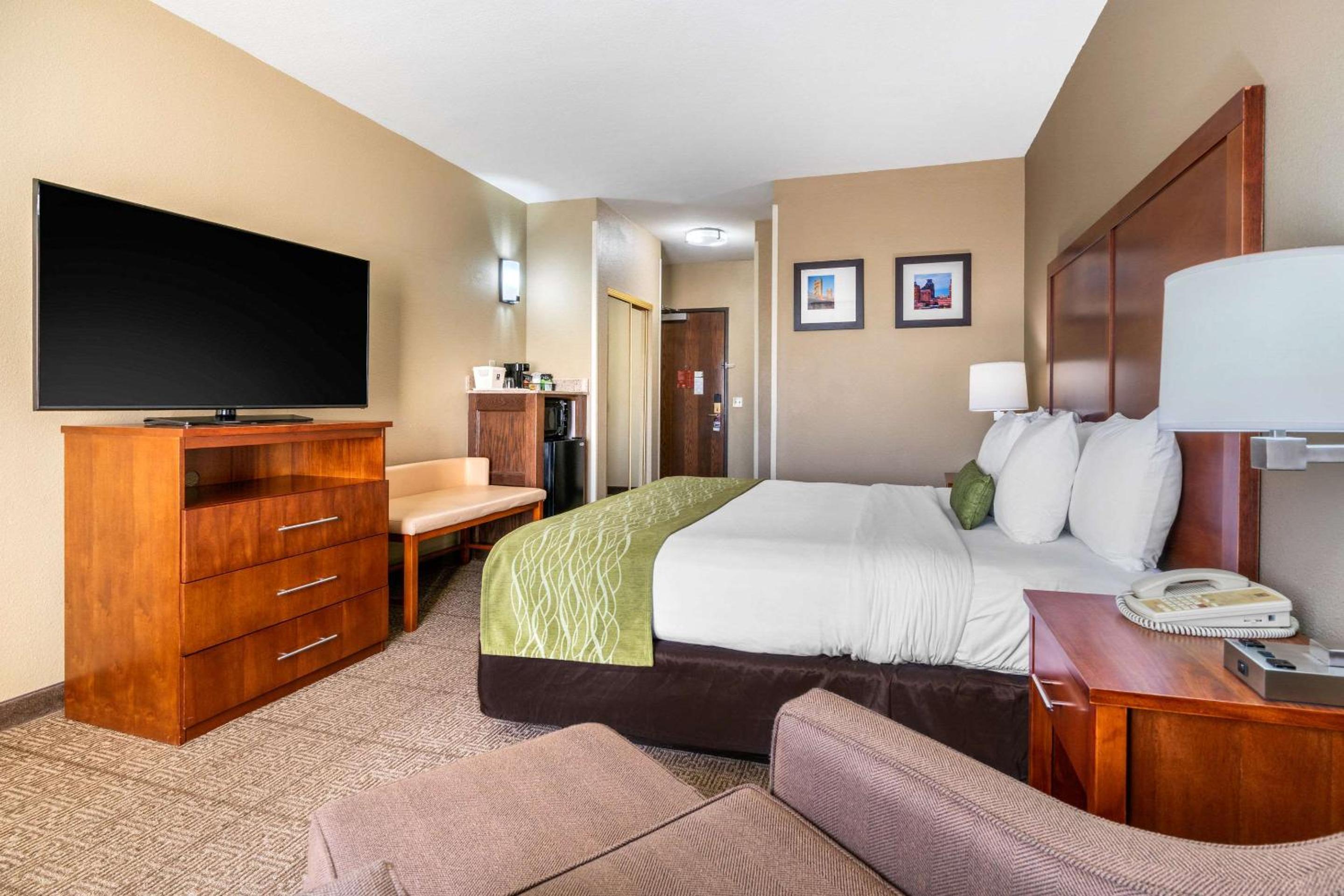 King Room - Non-Smoking - Photo 6