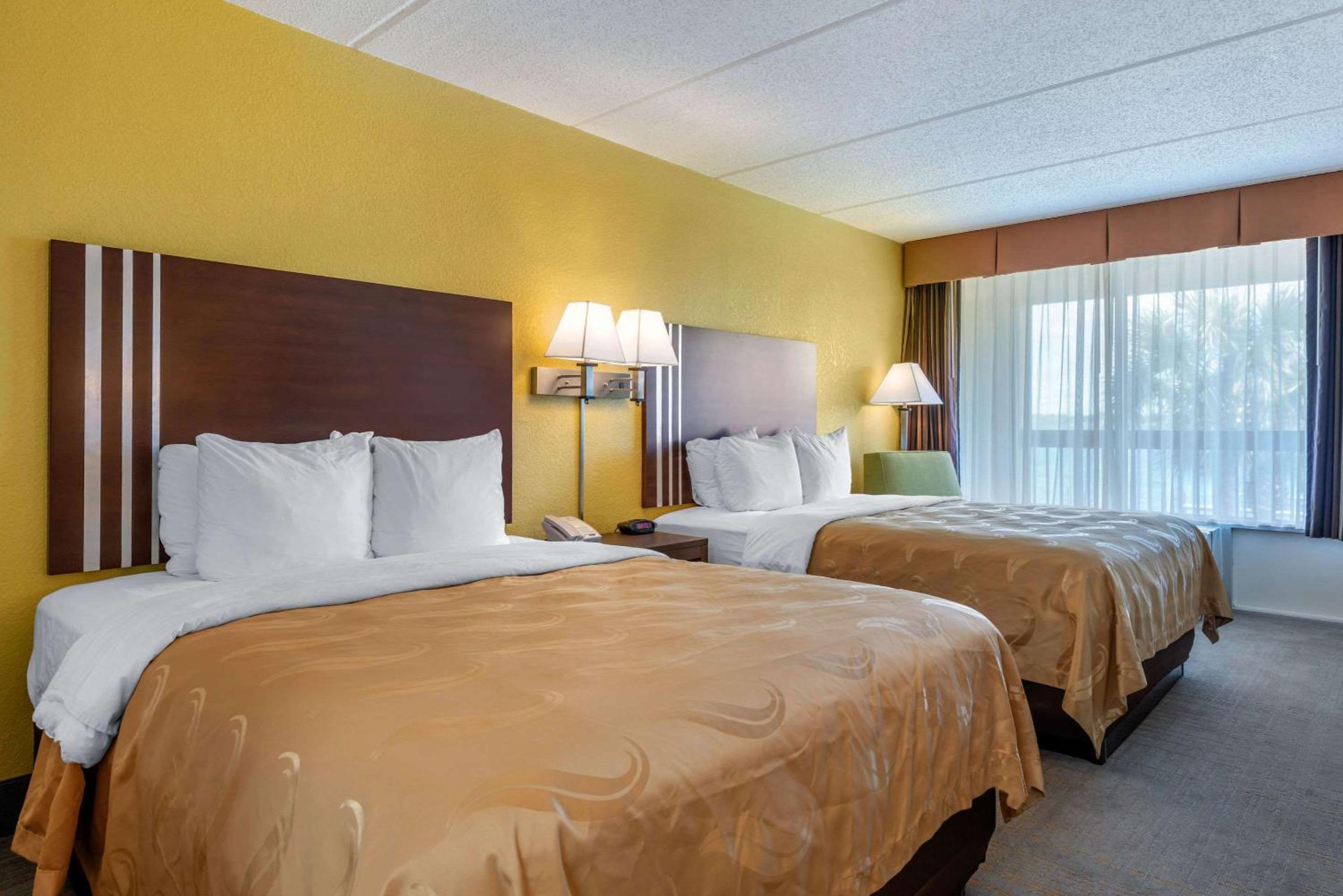 Queen Room with Two Queen Beds - Non-Smoking - Photo 5