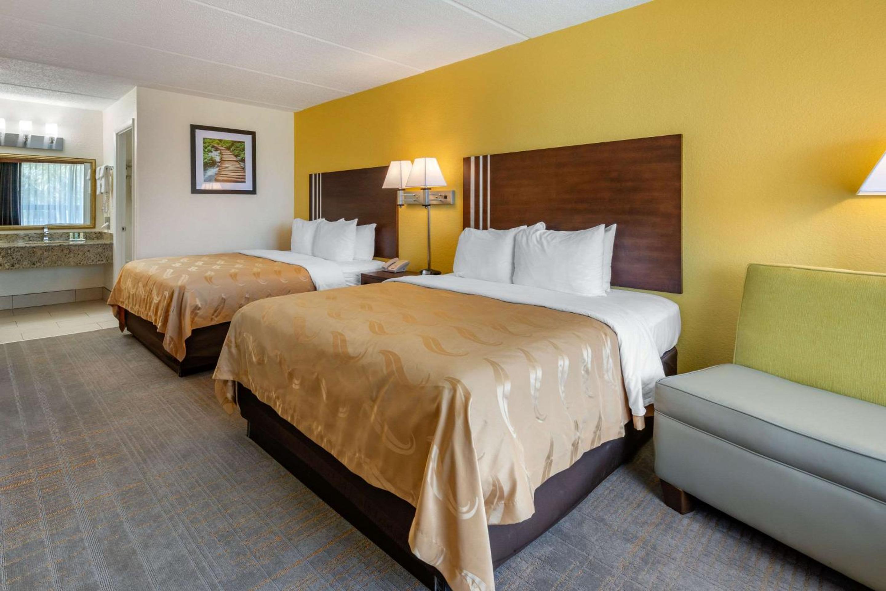 Queen Room with Two Queen Beds - Non-Smoking - Photo 3