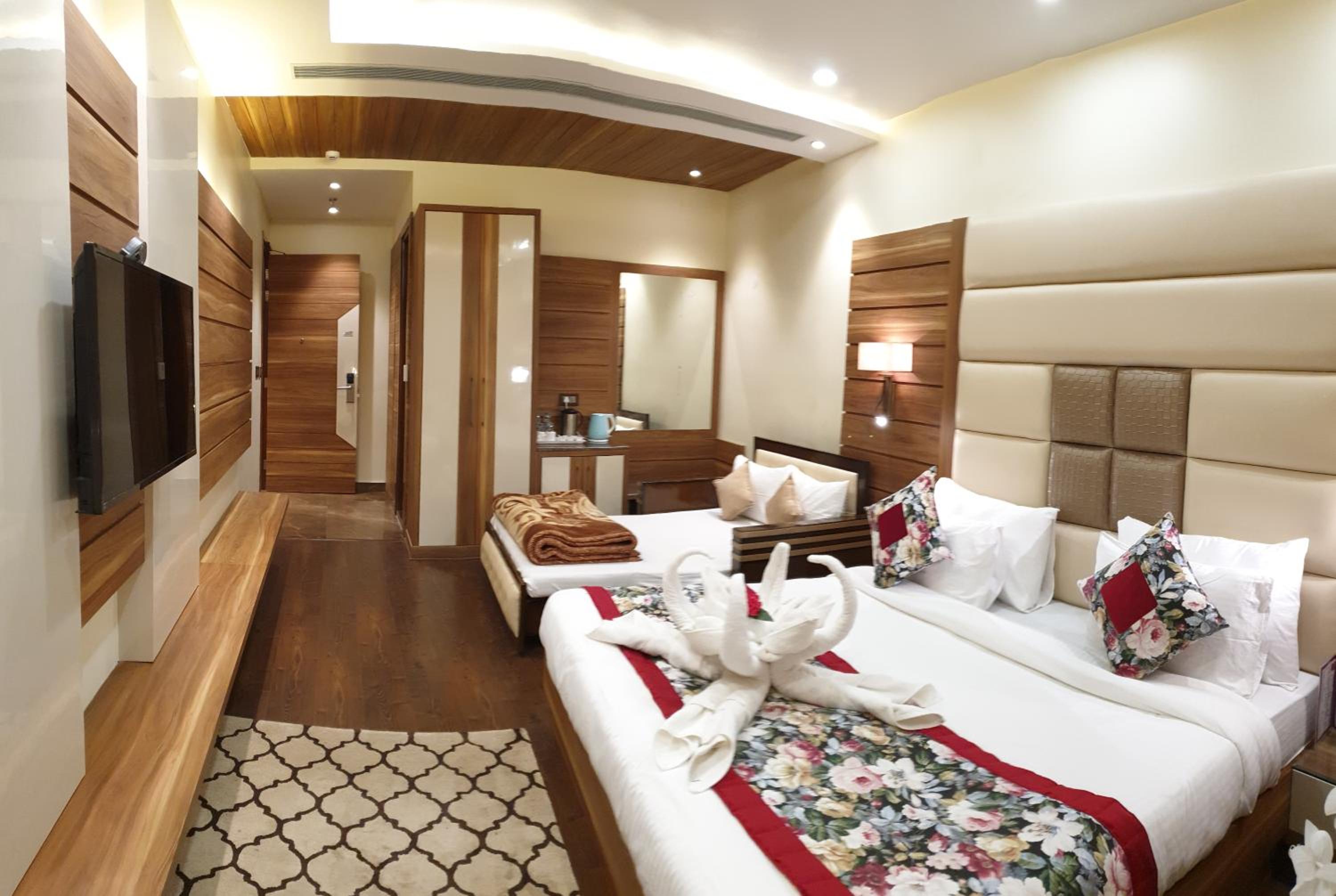 Suite - Photo 1