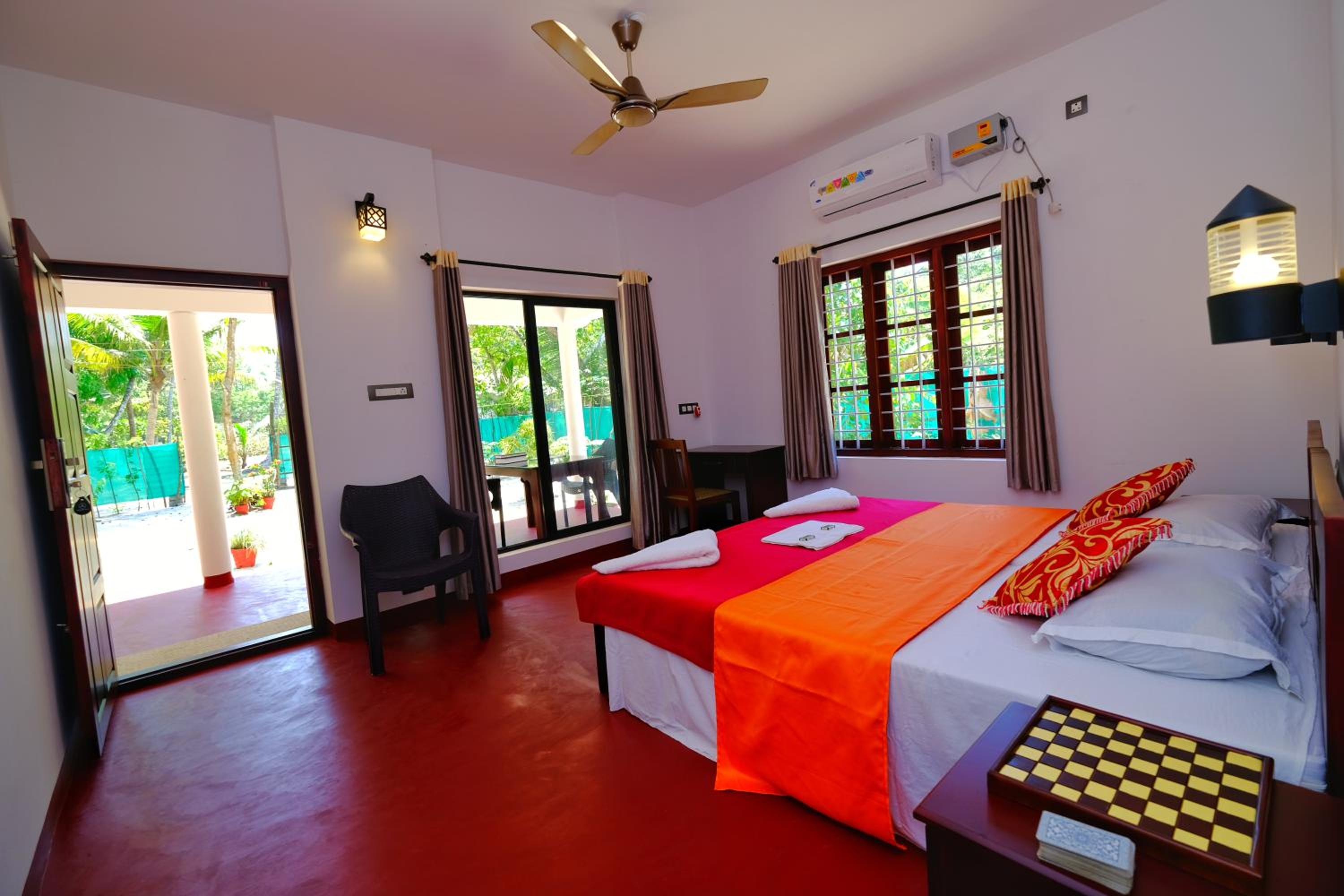 Deluxe Double Room (2 Adults + 1 Child) photo 3