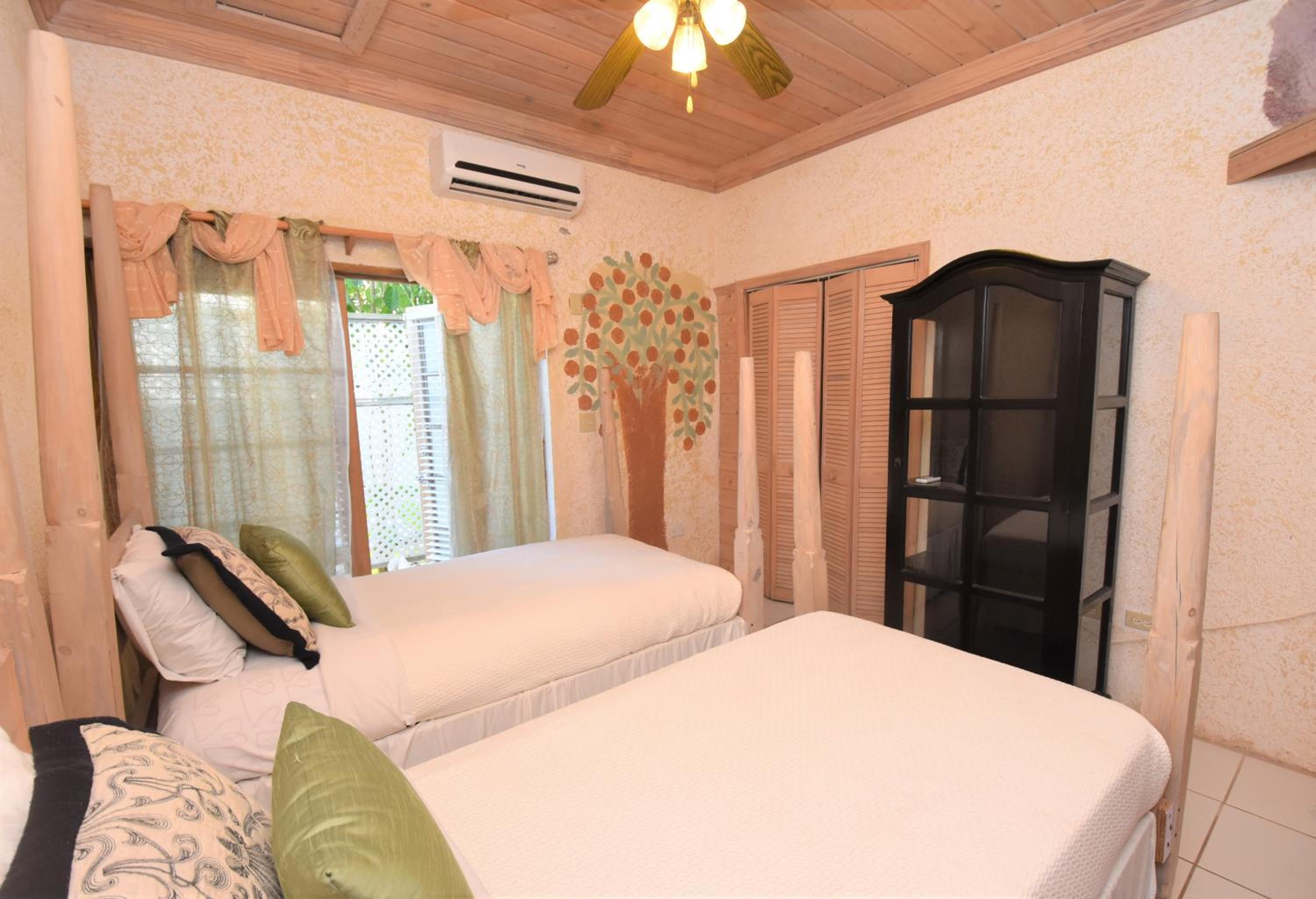 Two-Bedroom Suite with Garden View with One Queen and Two Singles photo 2