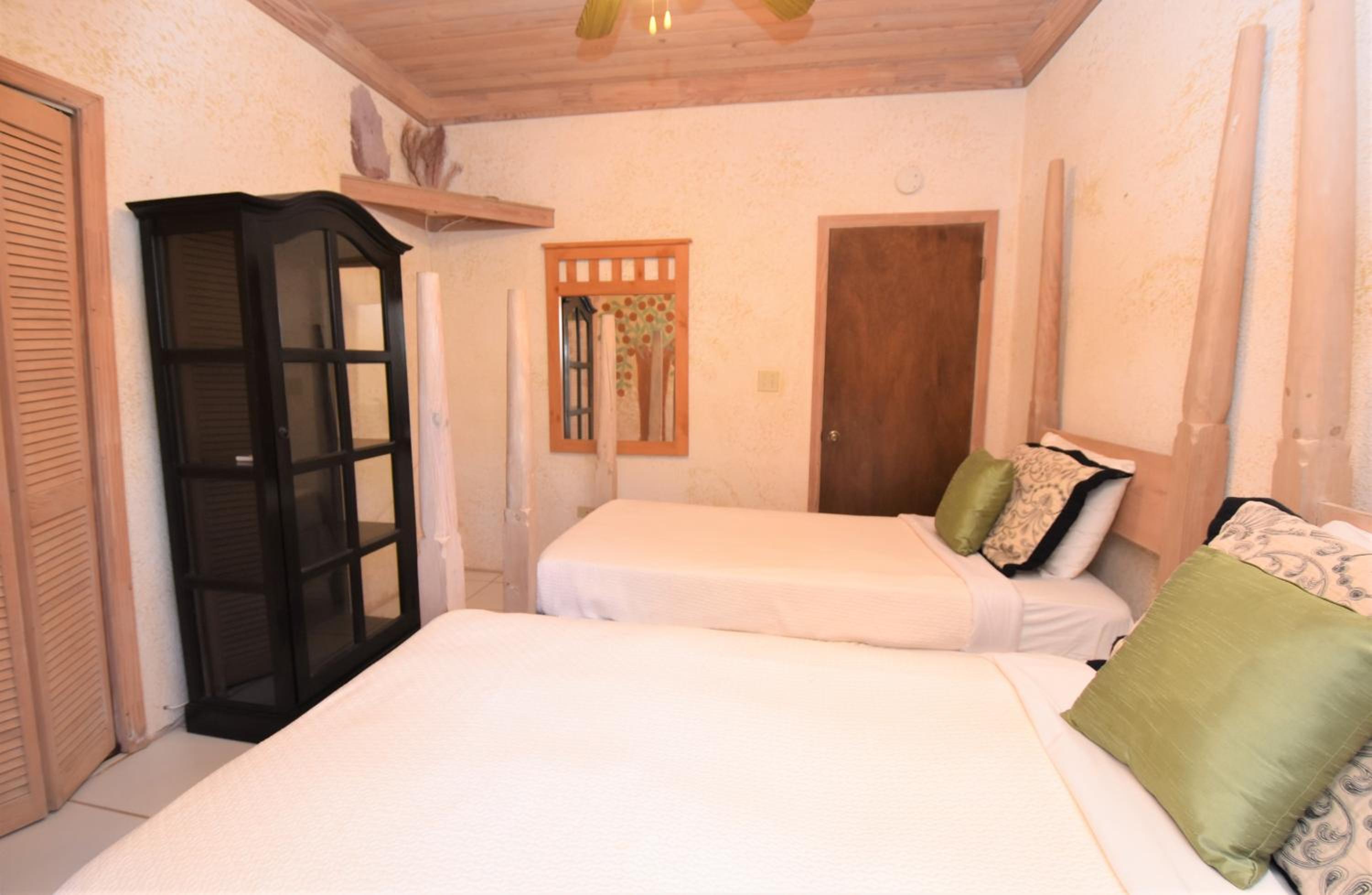 Two-Bedroom Suite with Garden View with One Queen and Two Singles photo 1