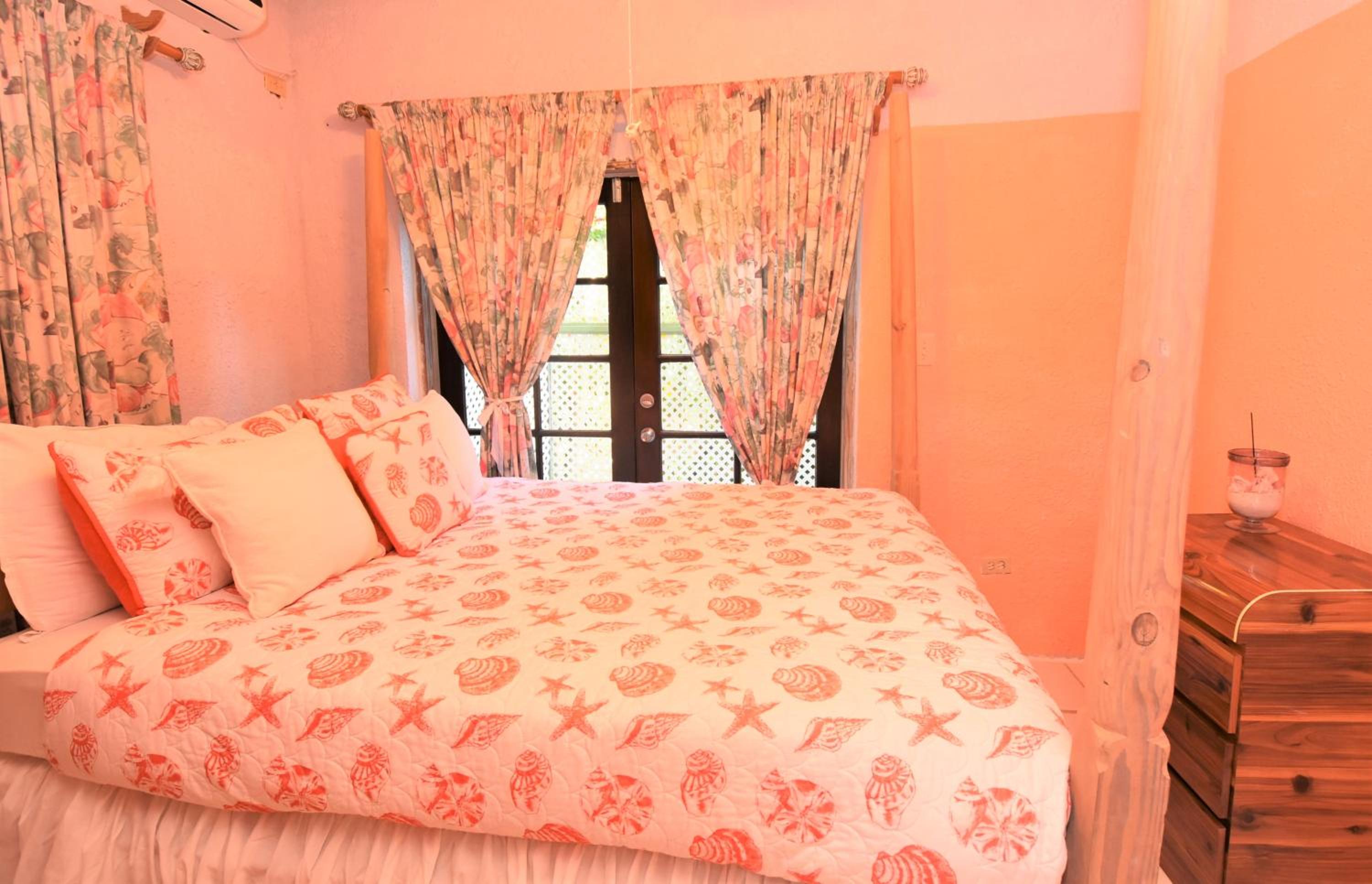 One-Bedroom Suite with Premium Garden View with One Queen Bed photo 3