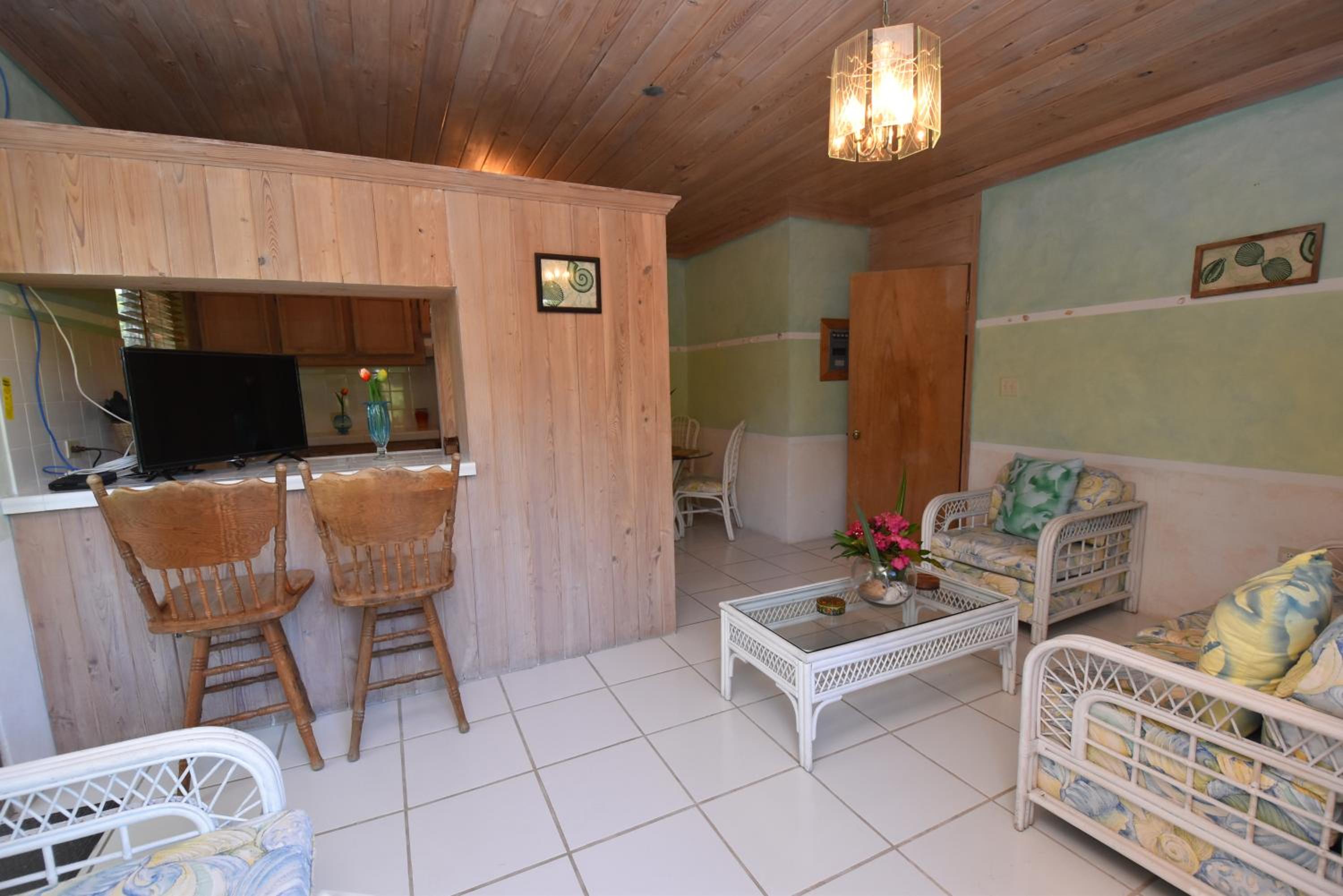 One-Bedroom Suite with Balcony with One Queen Bed photo 2