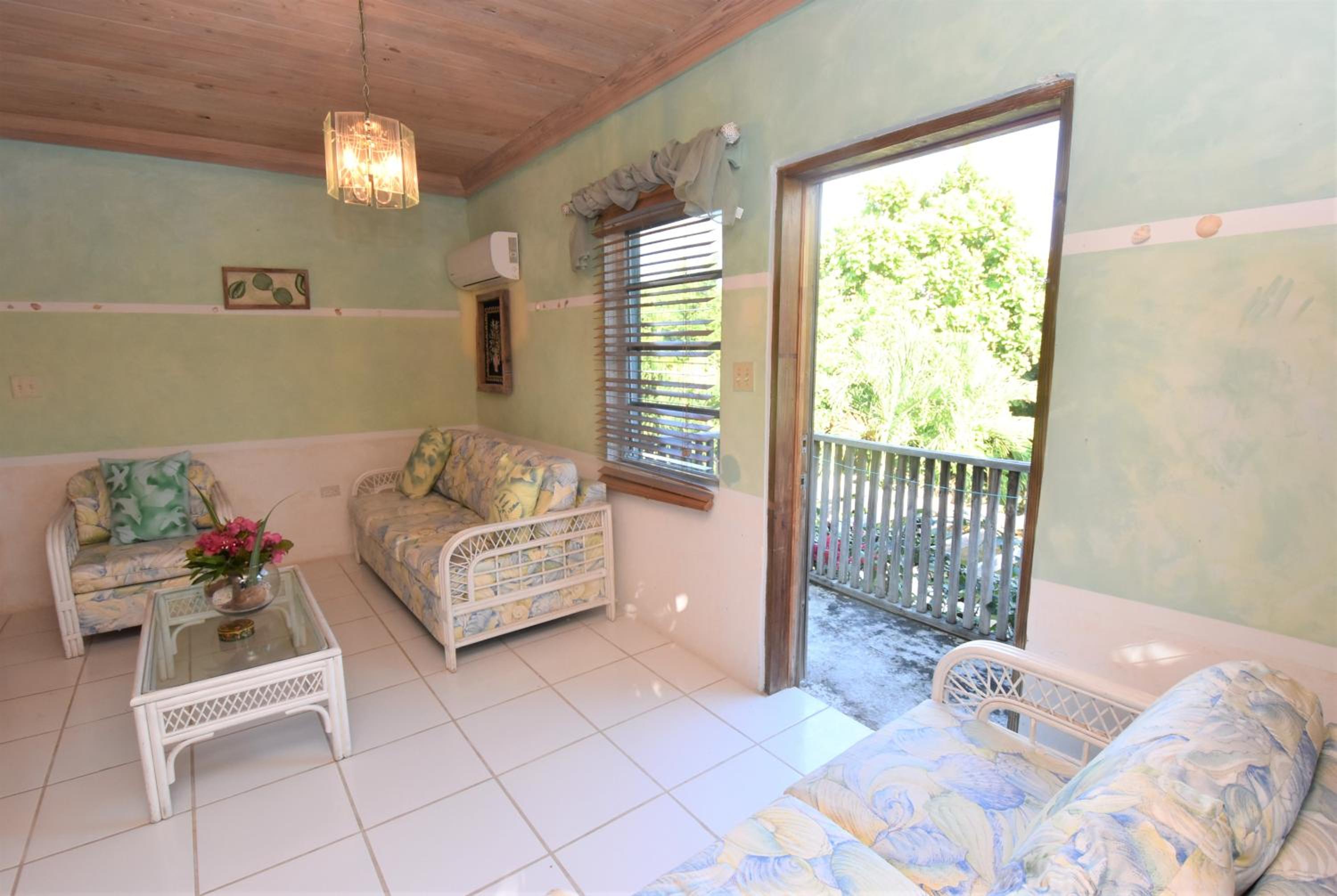 One-Bedroom Suite with Balcony with One Queen Bed photo 1