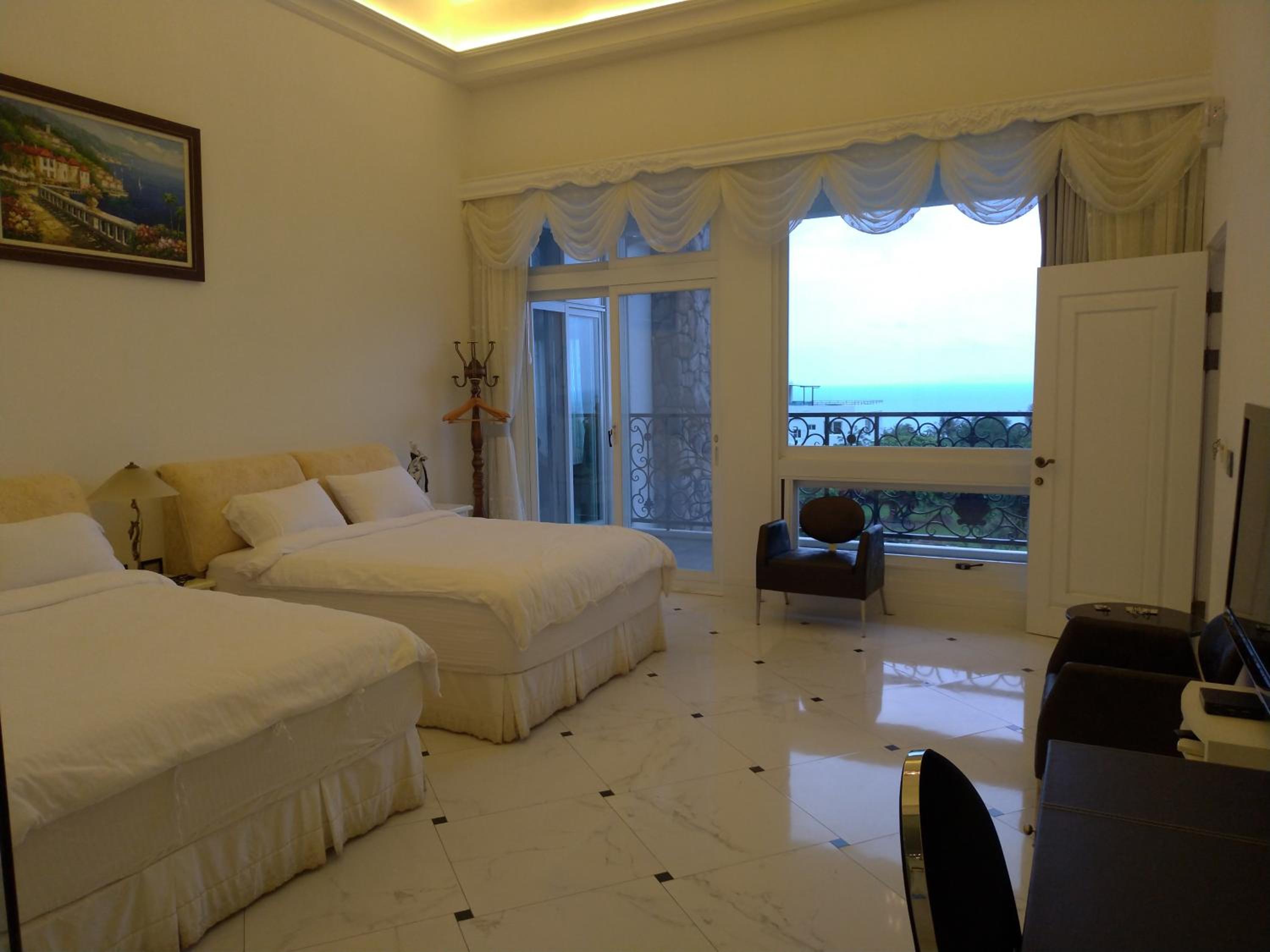 Quadruple Room with Private Bathroom photo 1