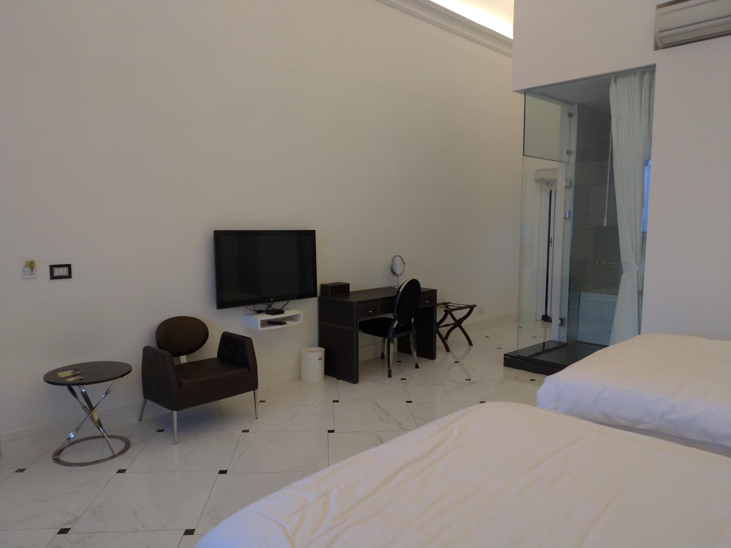 Quadruple Room with Private Bathroom photo 2