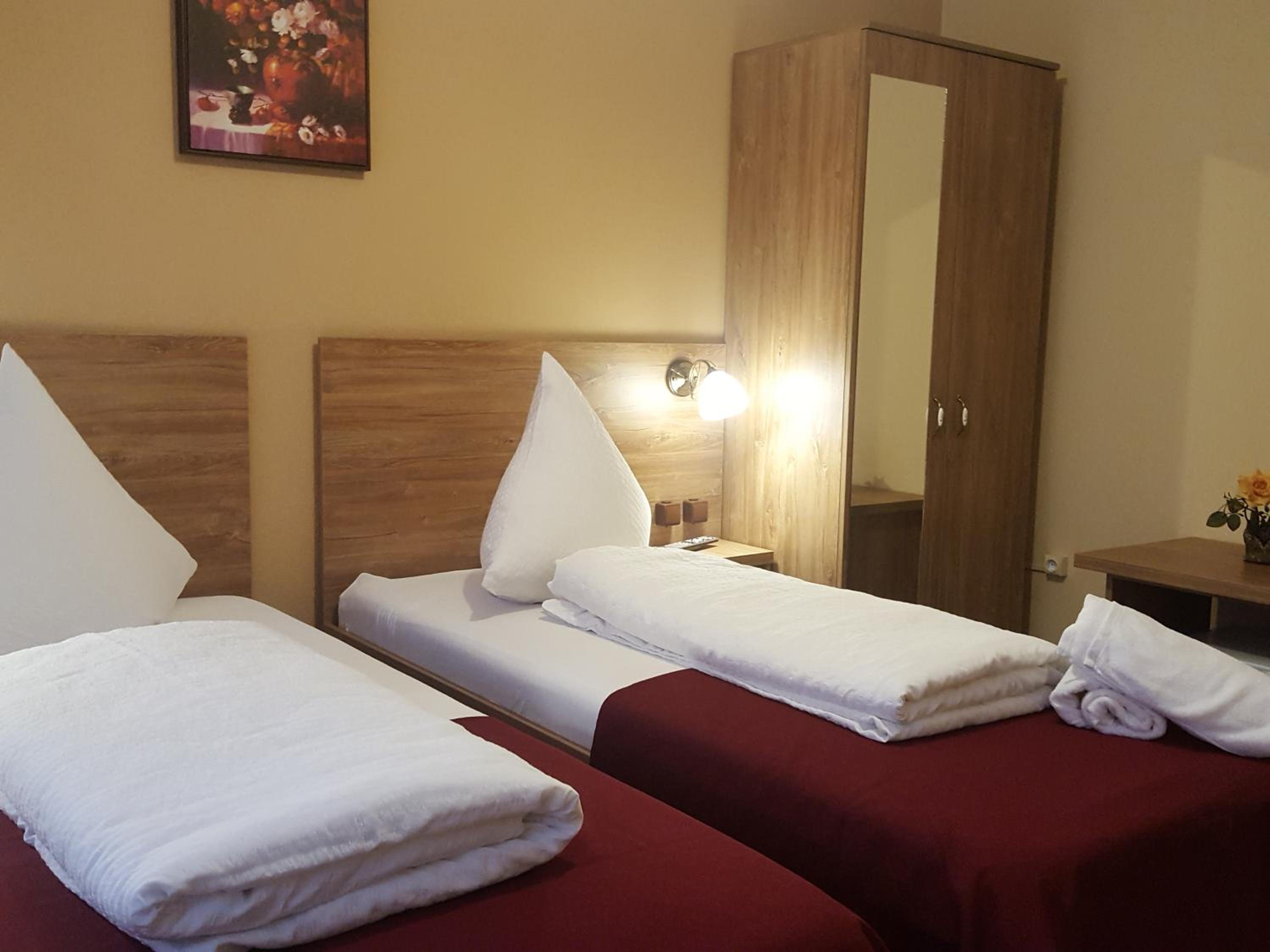 Double or Twin Room - Photo 5