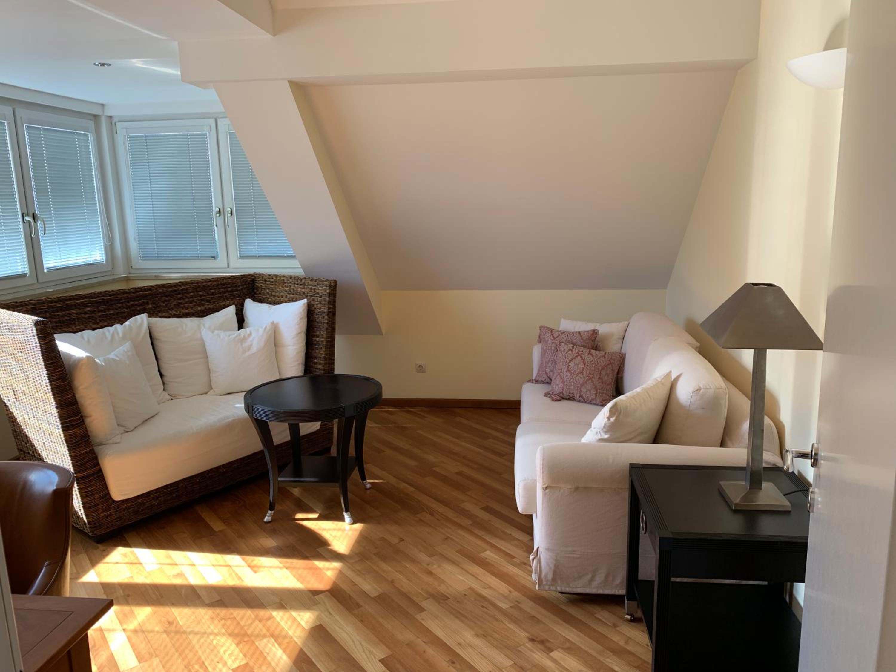 Suite - Photo 1