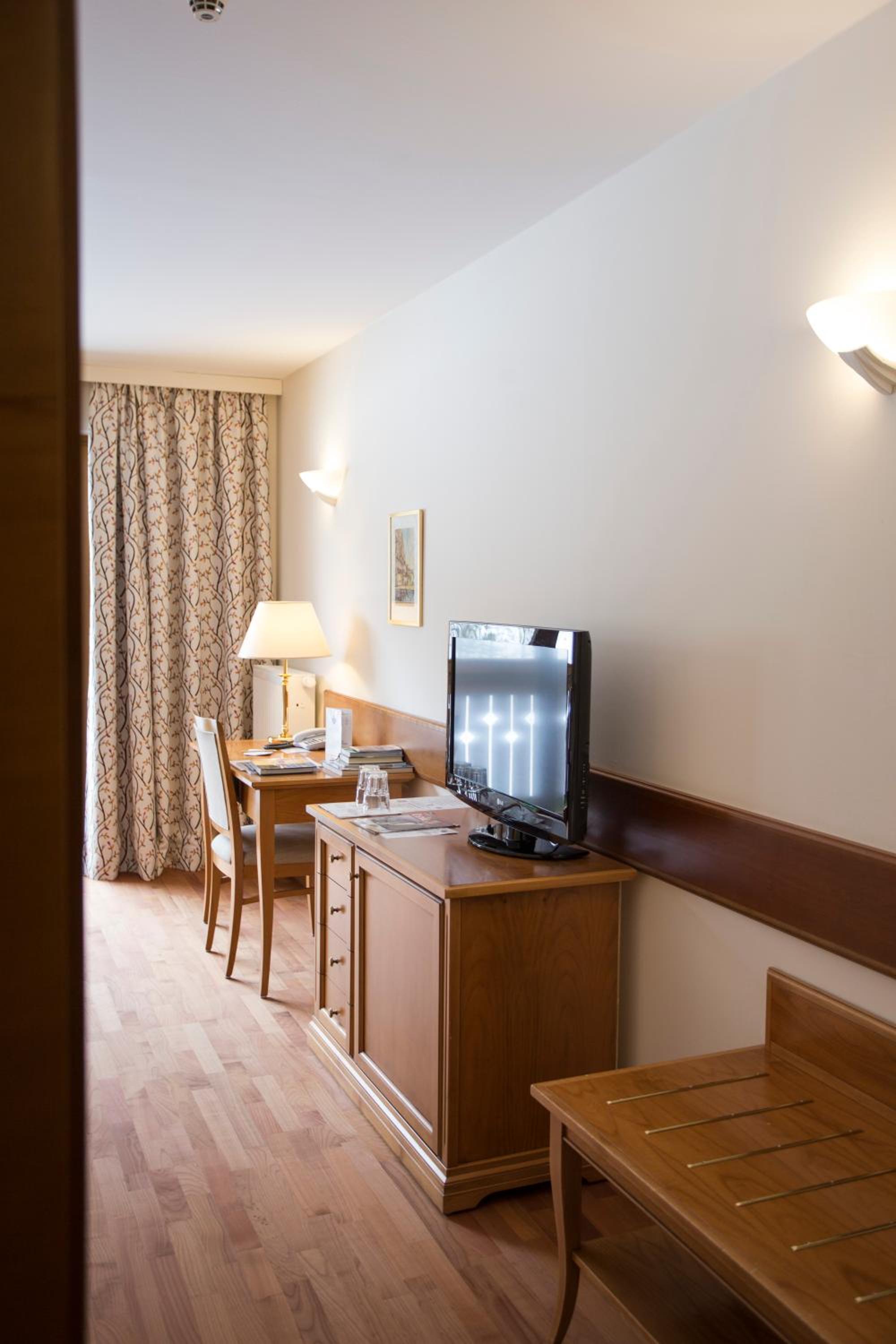 Superior Double Room with Lake View - Photo 2