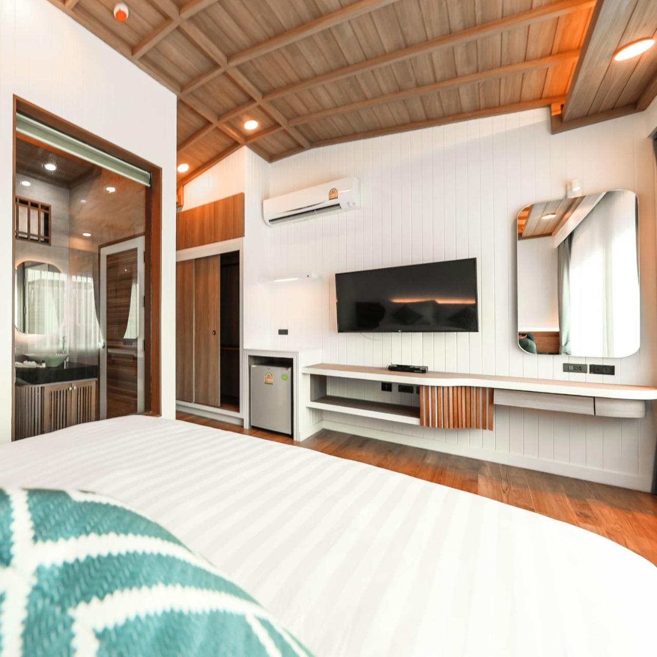 Deluxe King Room photo 2