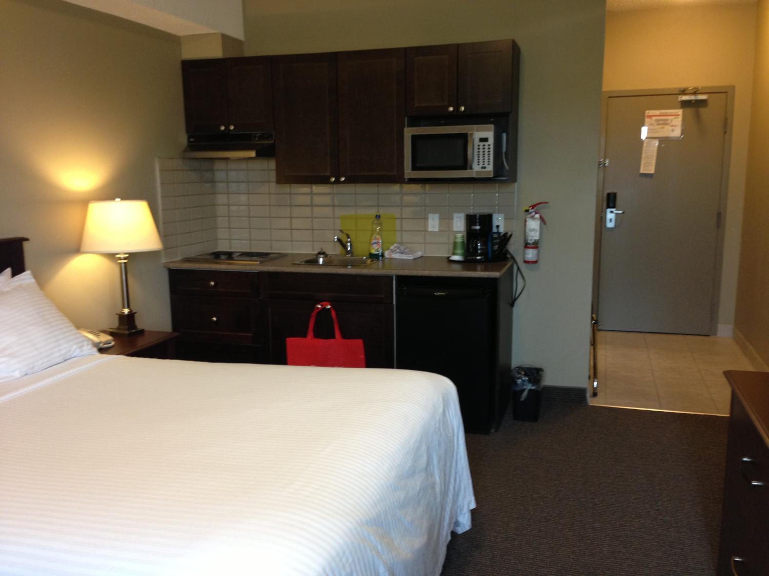 Premium Queen Room with Two Queen Beds and Kichenette - Outside Entrance/Non-Smoking - Photo 8