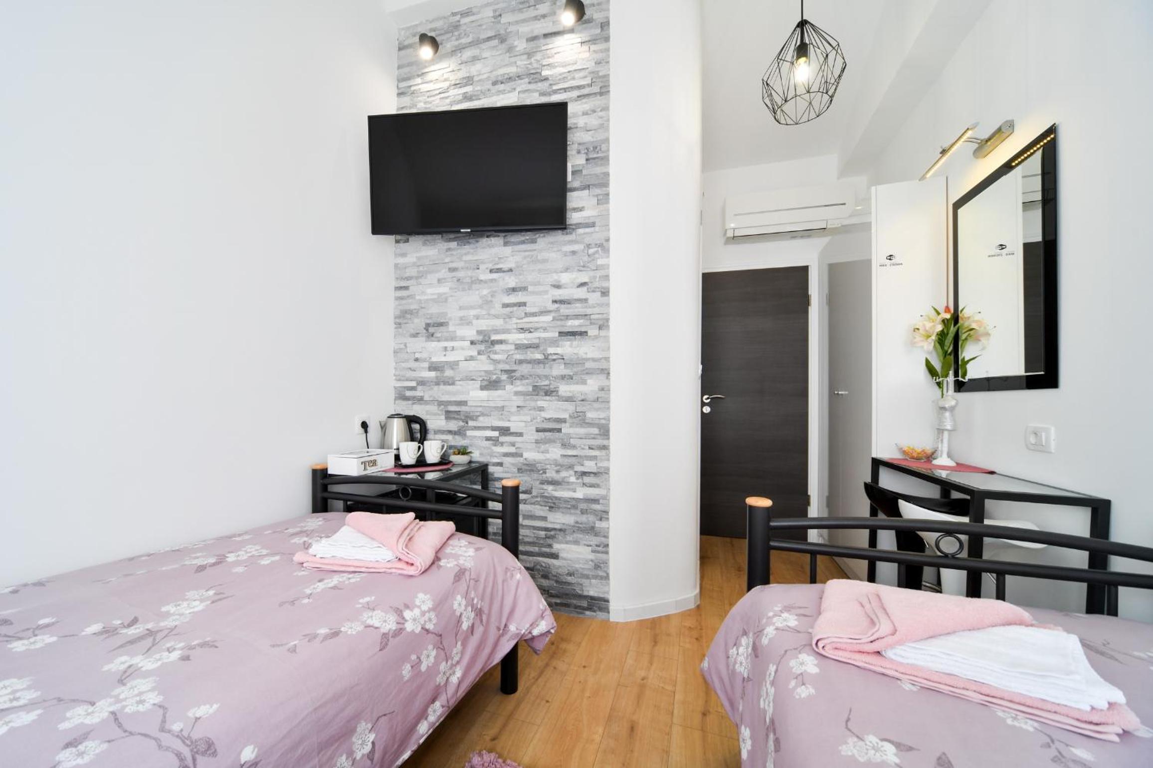 Twin Room with Private Bathroom photo 2