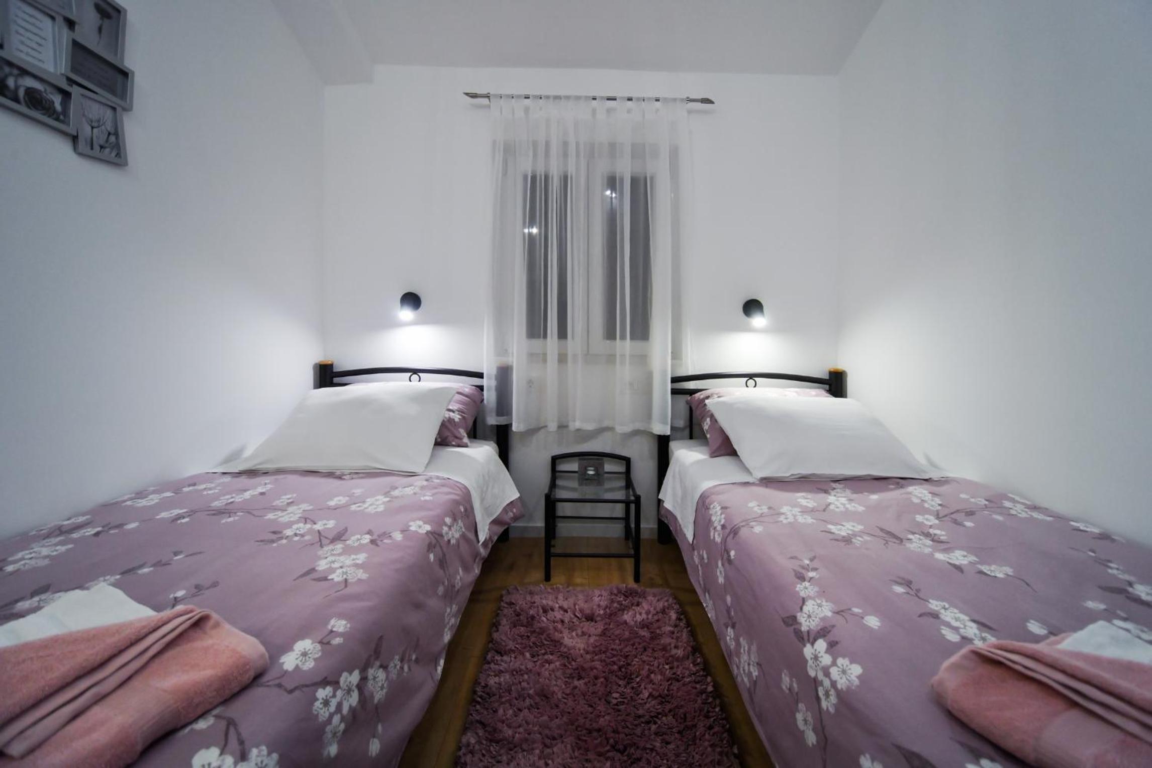 Twin Room with Private Bathroom photo 2
