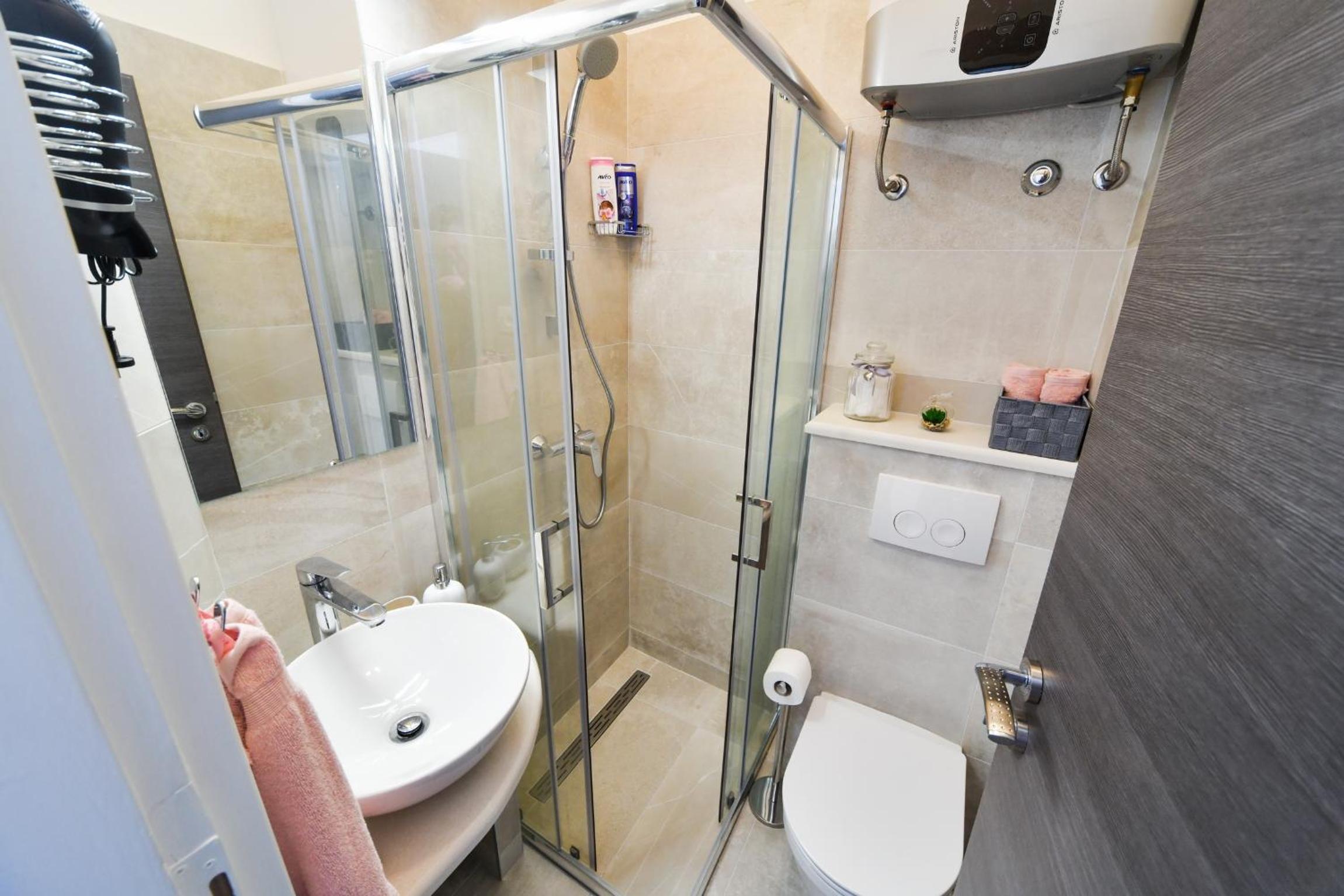 Twin Room with Private Bathroom photo 3