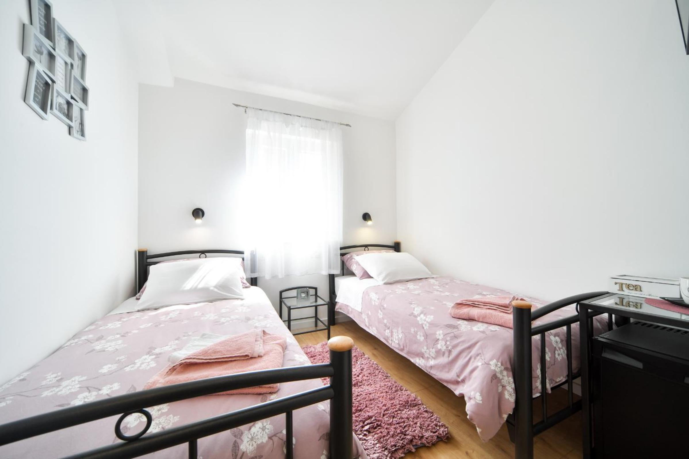 Twin Room with Private Bathroom photo 3