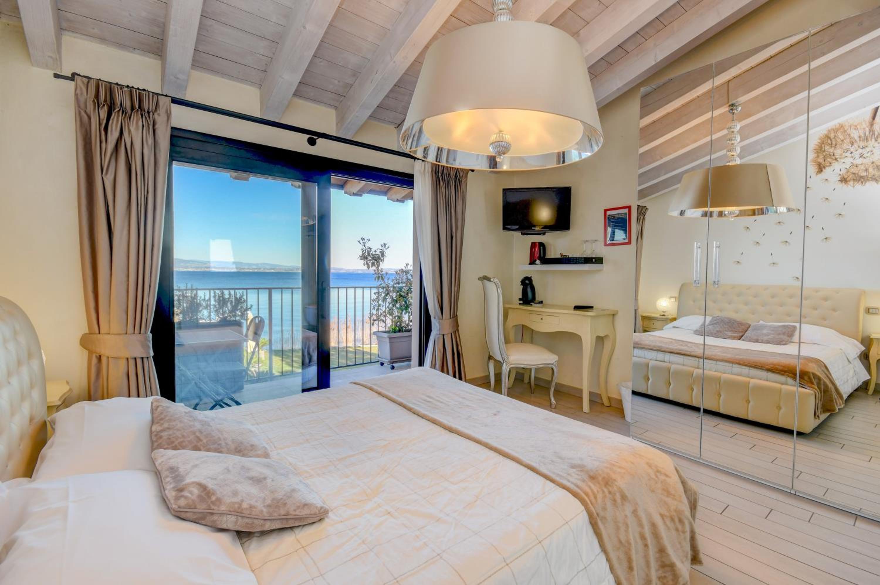 Deluxe Double Room with Balcony and Lake View - Photo 6