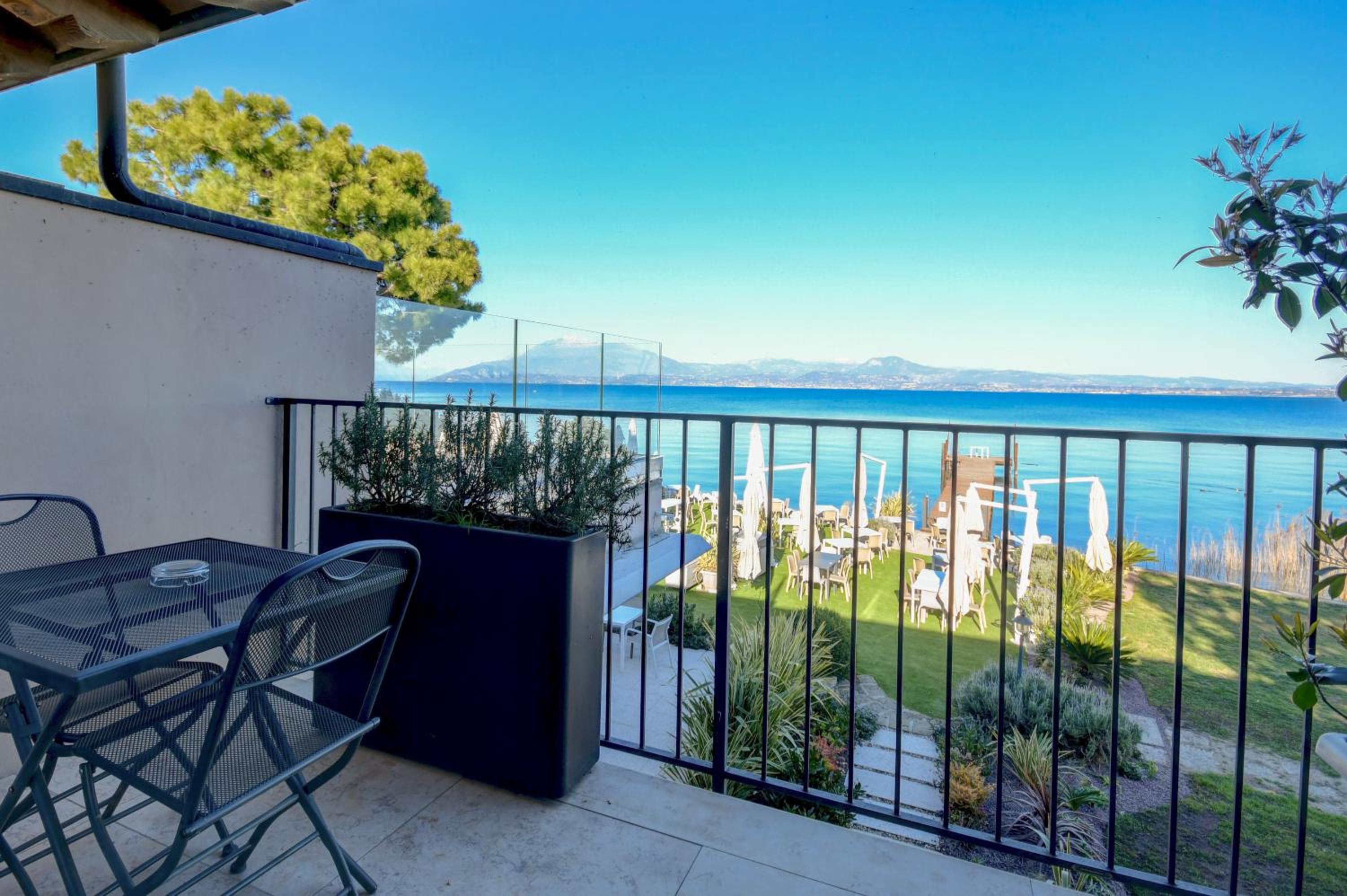 Deluxe Double Room with Balcony and Lake View - Photo 5