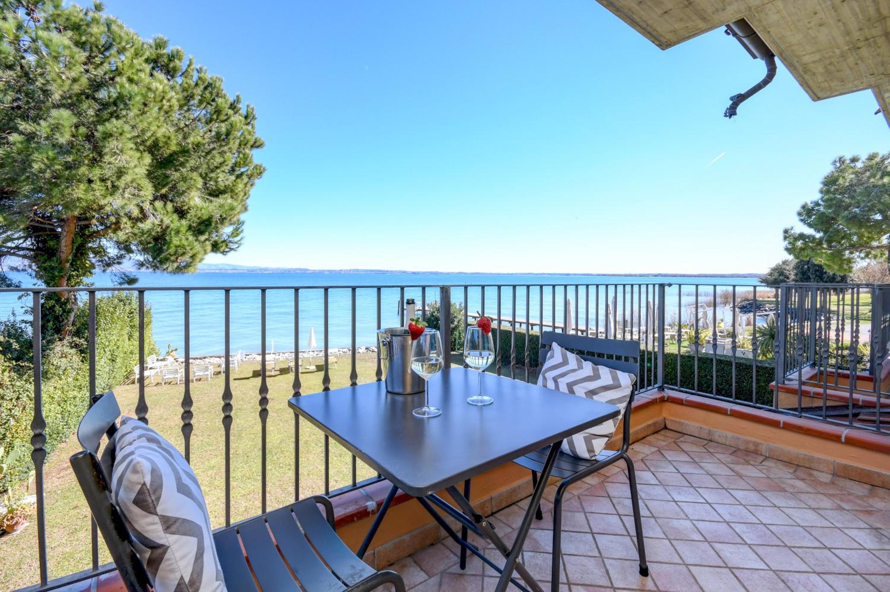 Superior One-Bedroom Apartment with Lake View photo 2