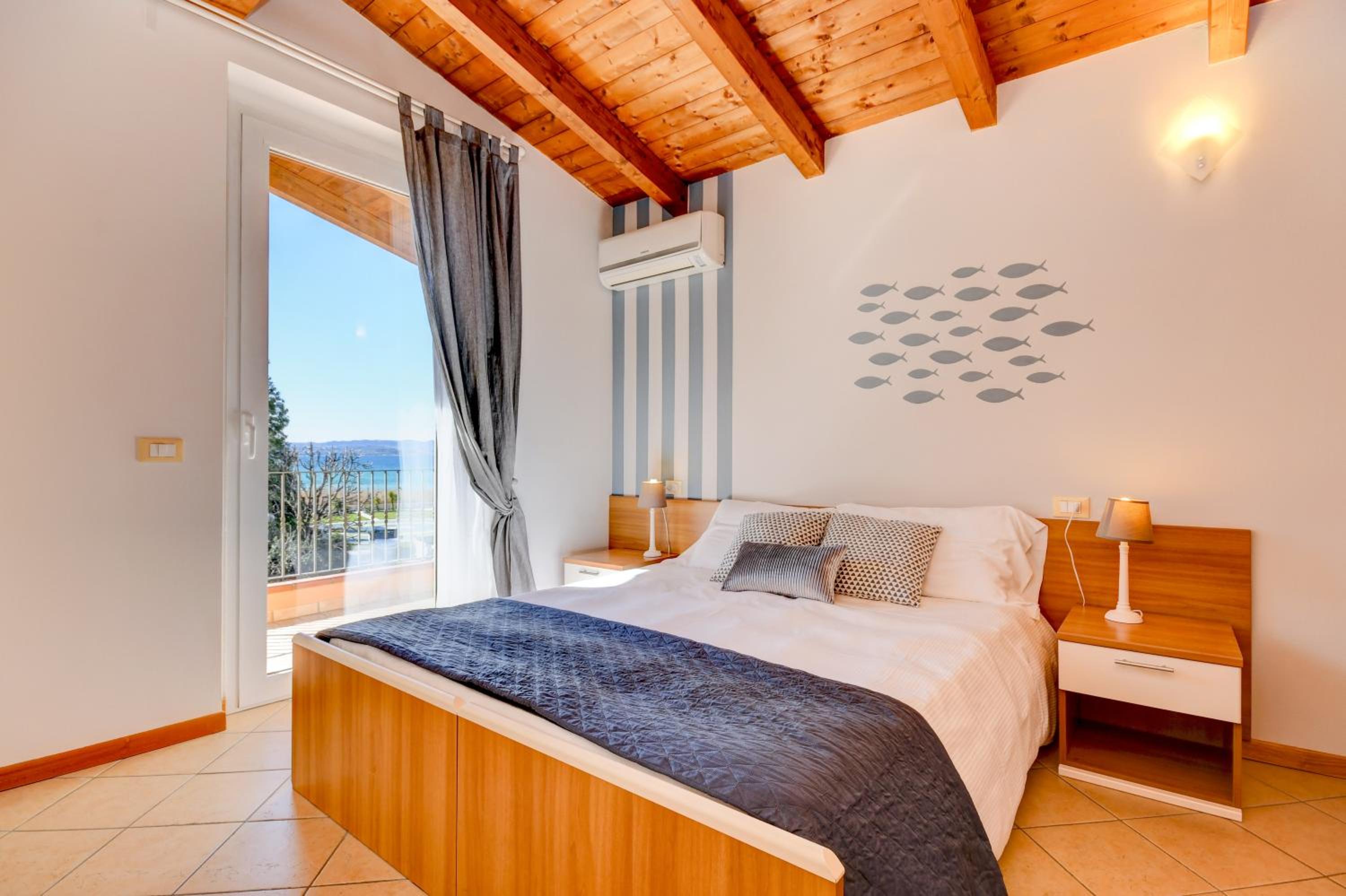 One-Bedroom Apartment with Partial Lake View photo 2