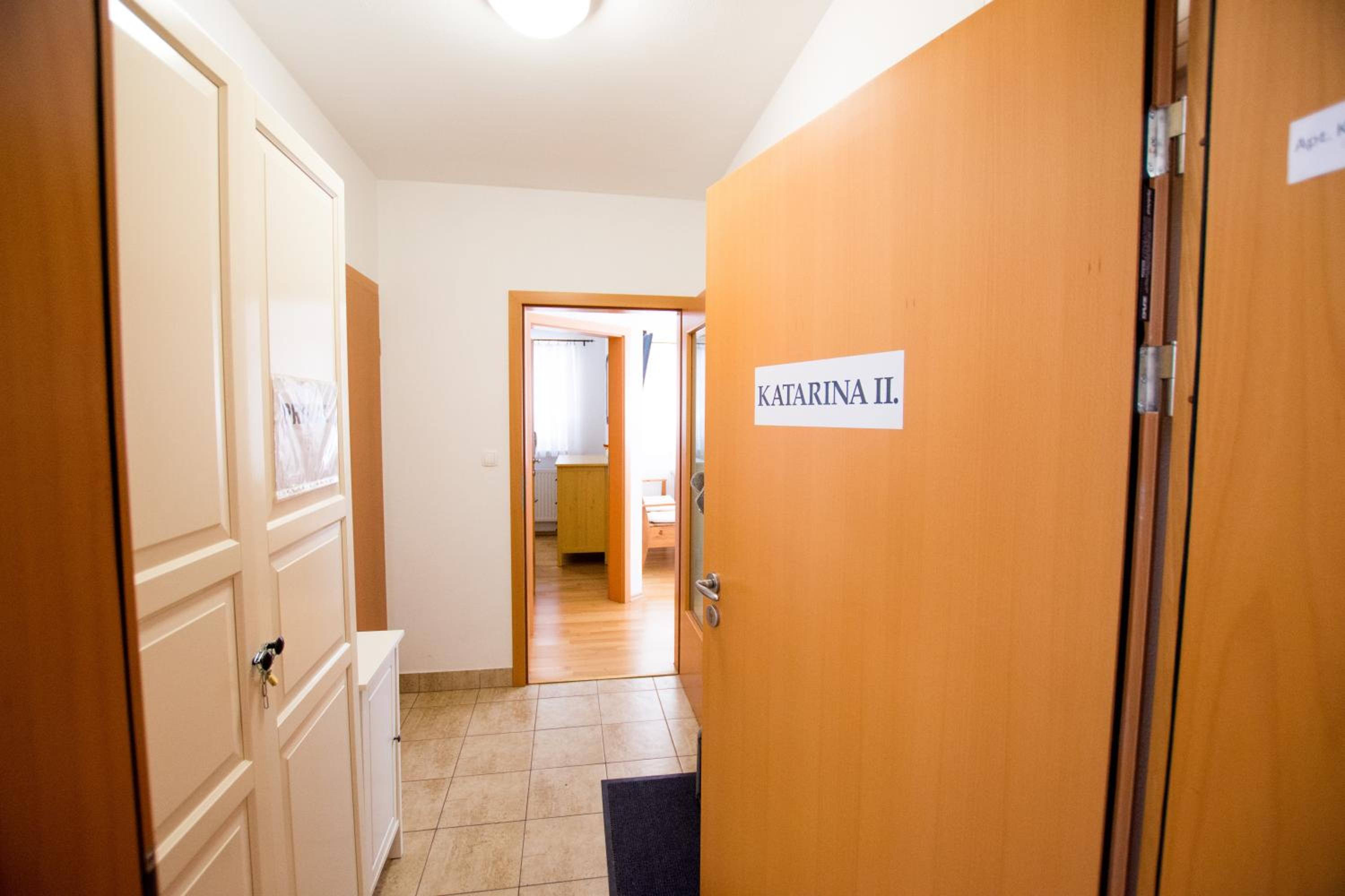 One-Bedroom Apartment with Balcony and Mountain View  (Ski-to-door) photo 1