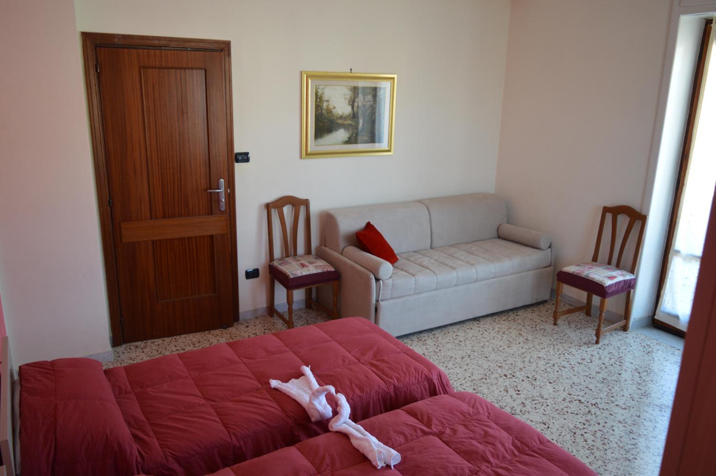 Quadruple Room with Private External Bathroom - Photo 6