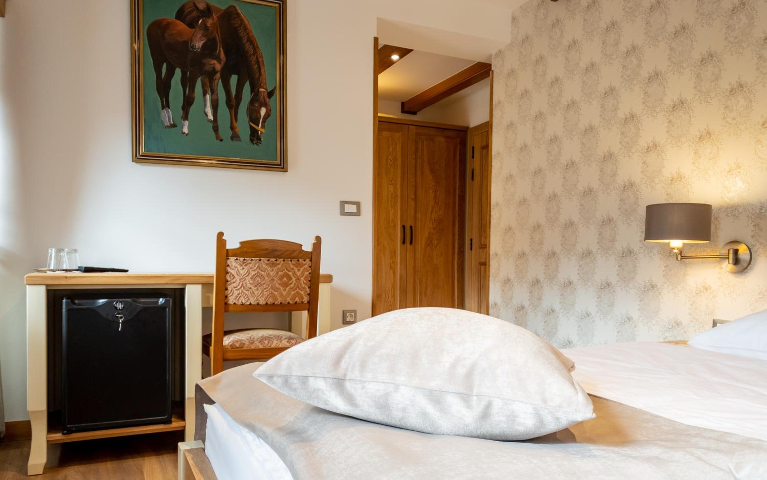 Deluxe Double or Twin Room with City View - Photo 2
