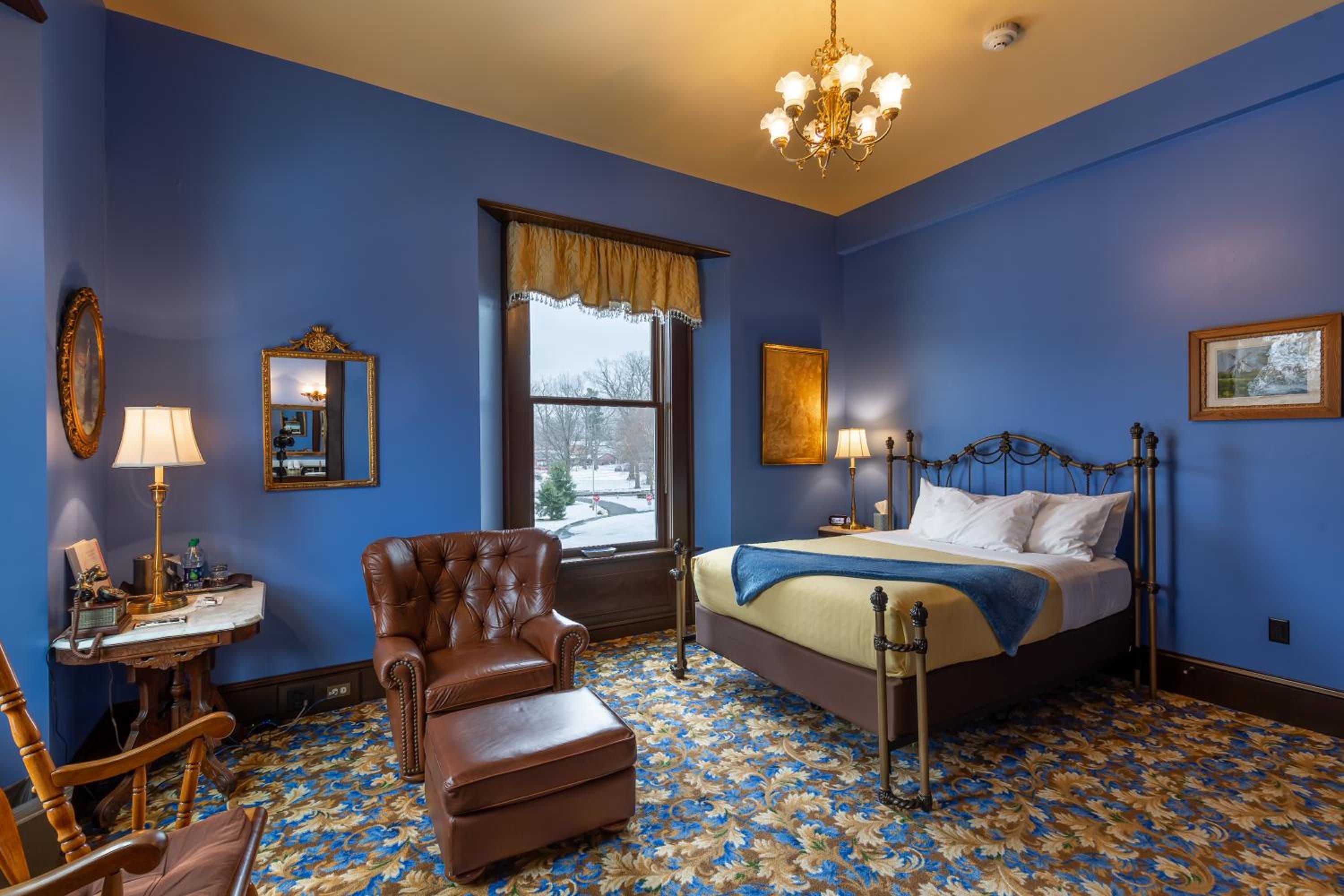 Deluxe Queen Suite