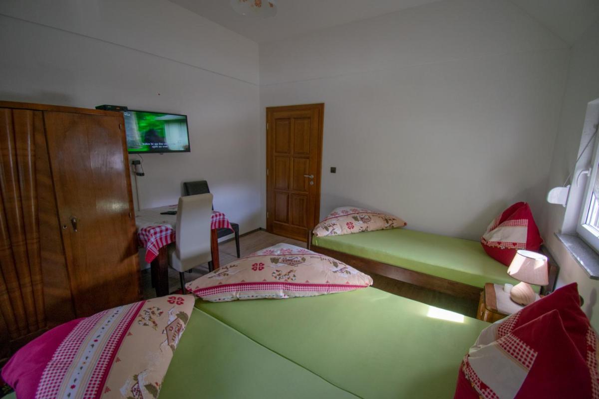 Basic Triple Room with Shared Bathroom photo 1