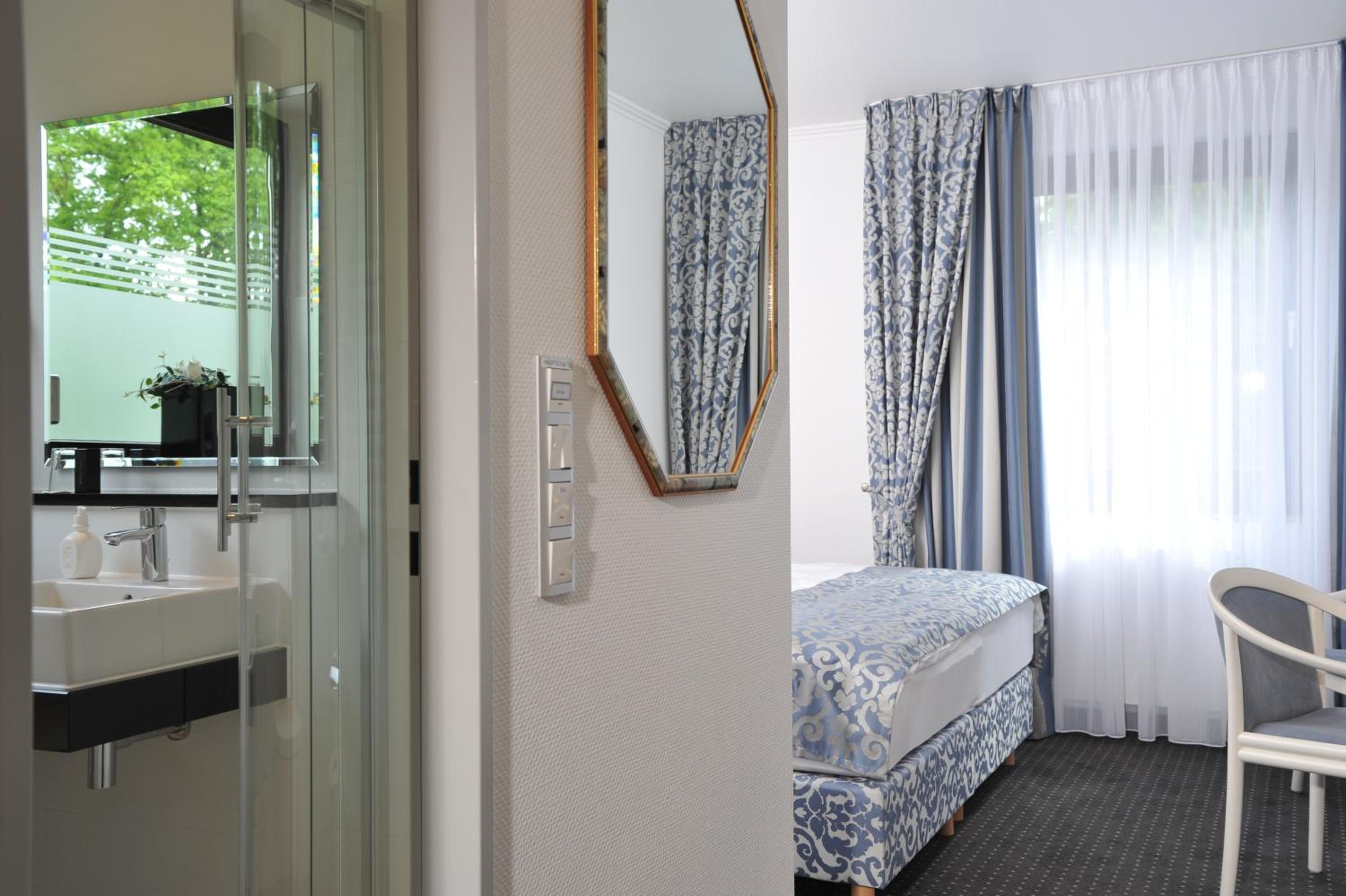 Double or Twin Room - Photo 9