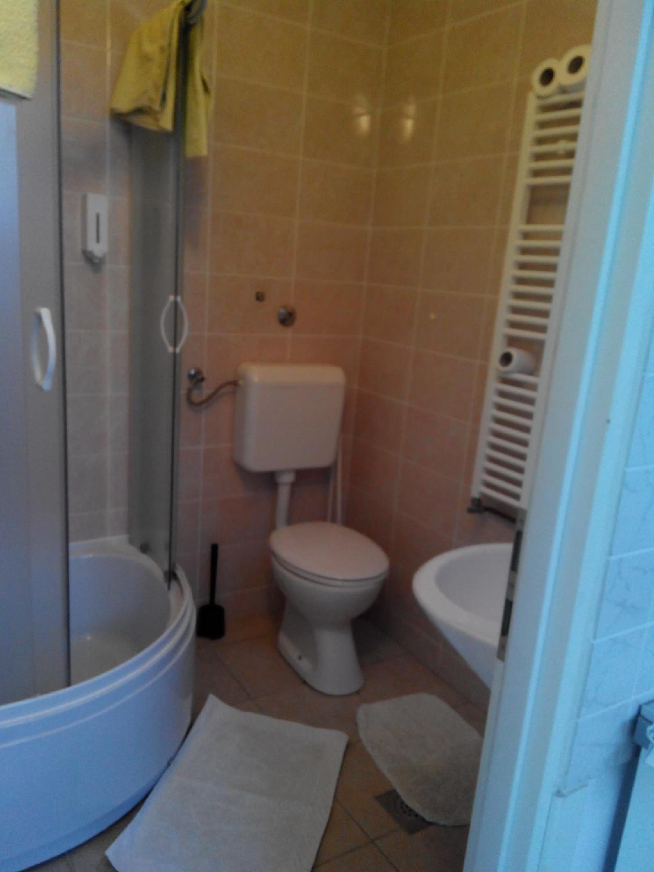 Double Room with Private Bathroom - Photo 23