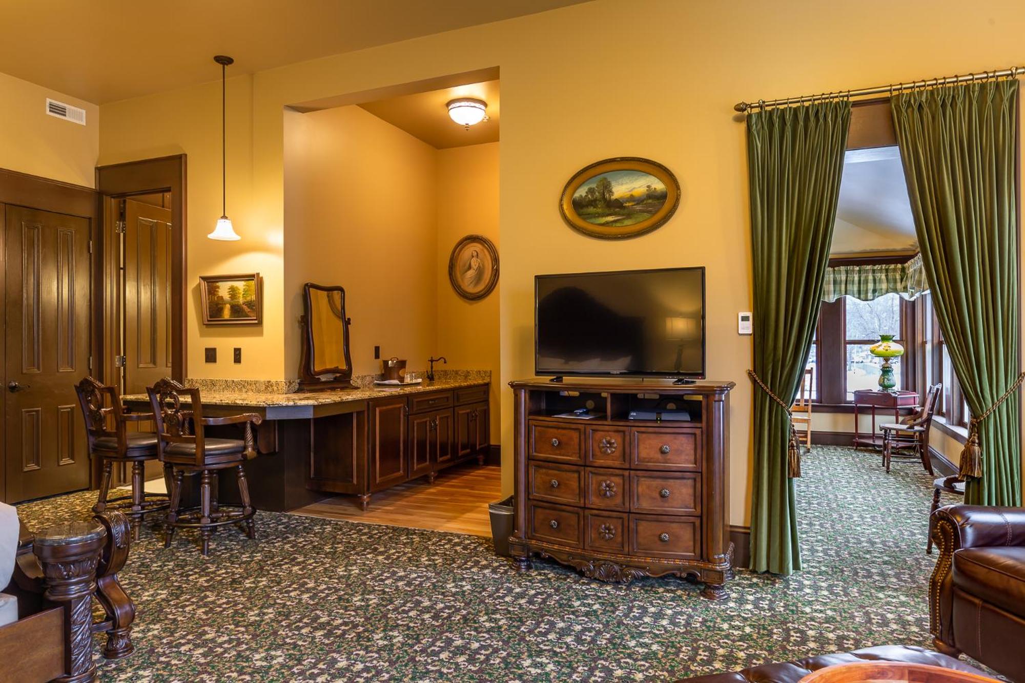 Superior King Suite - Photo 3