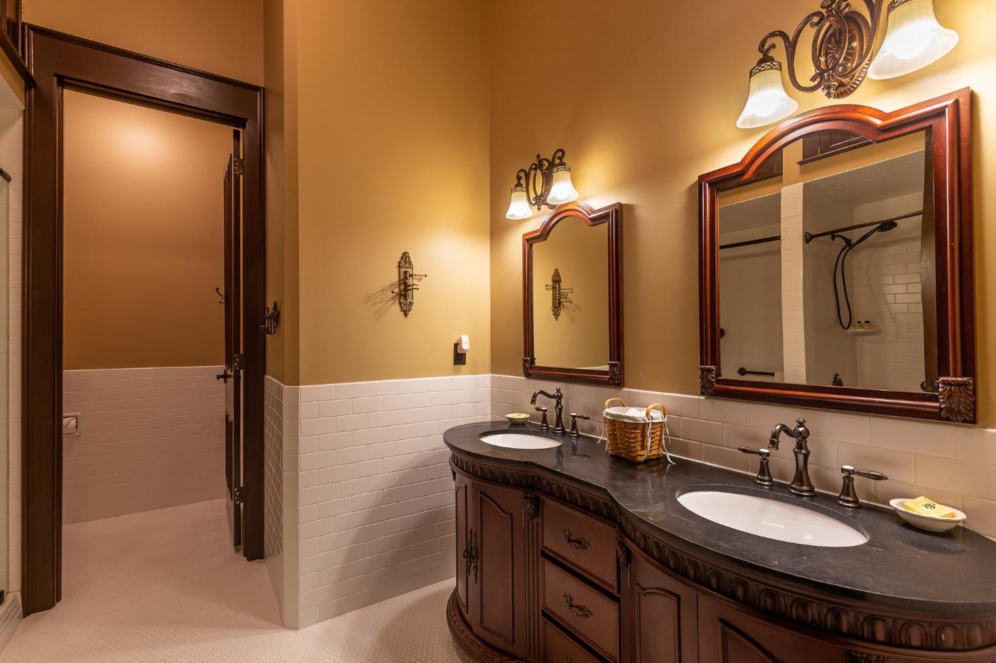 Superior King Suite - Photo 7