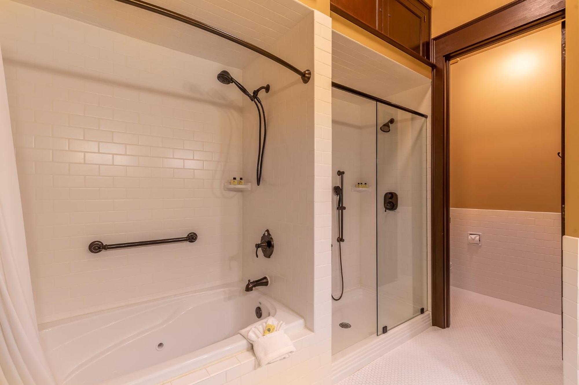 Superior King Suite - Photo 6