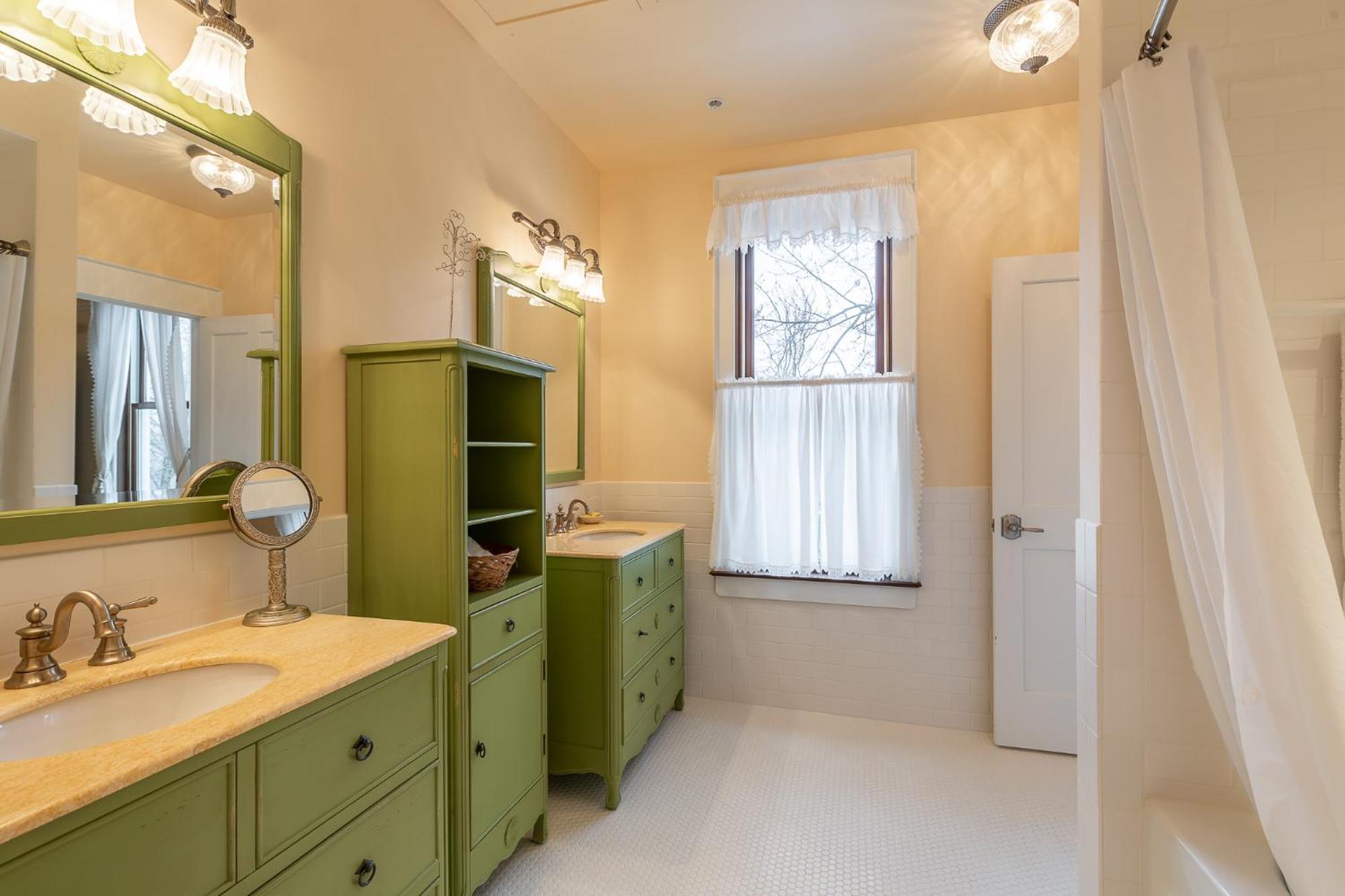 Deluxe King Suite - Photo 3