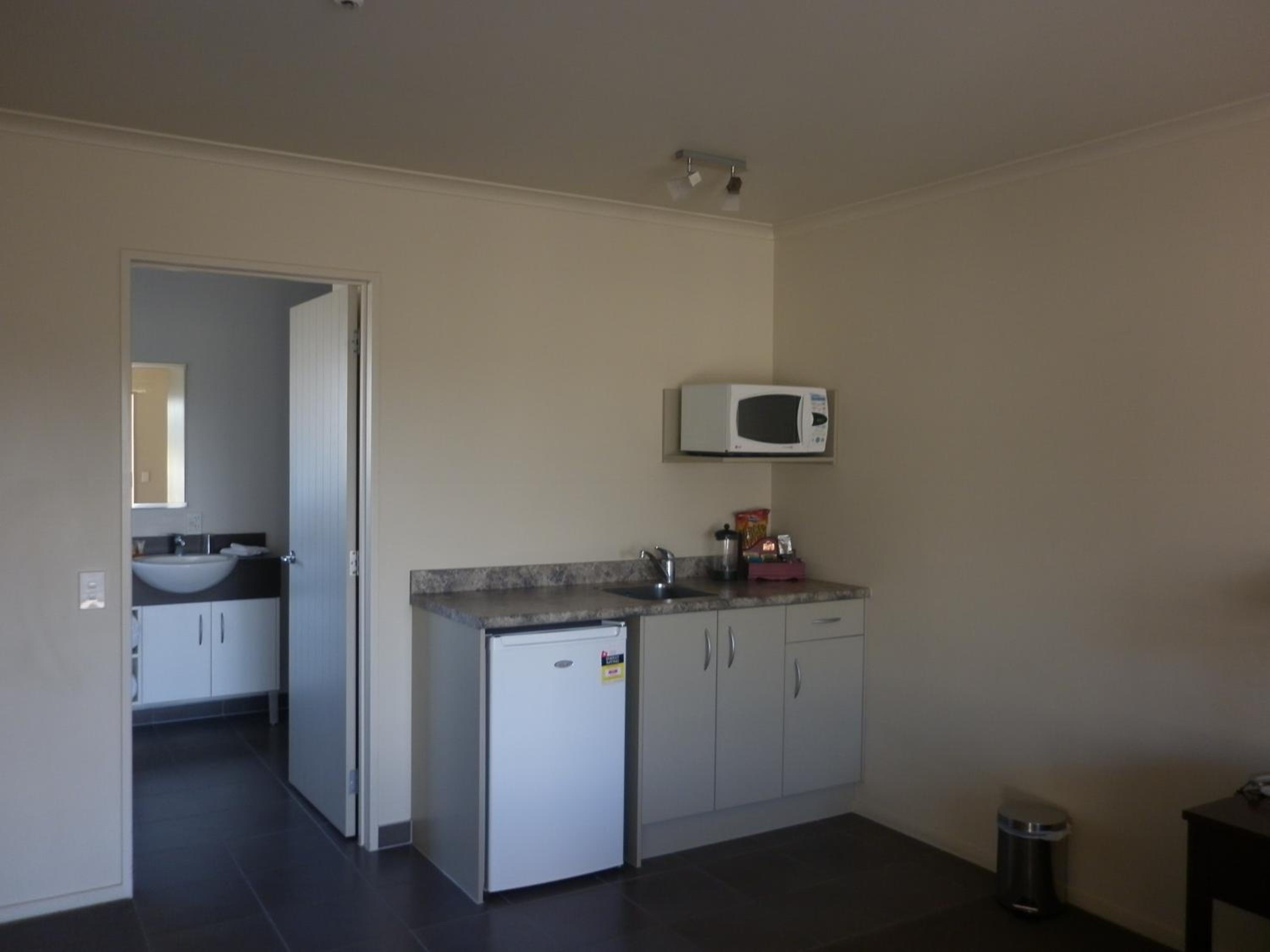 Executive One-Bedroom Suite with Hot Tub - Photo 2