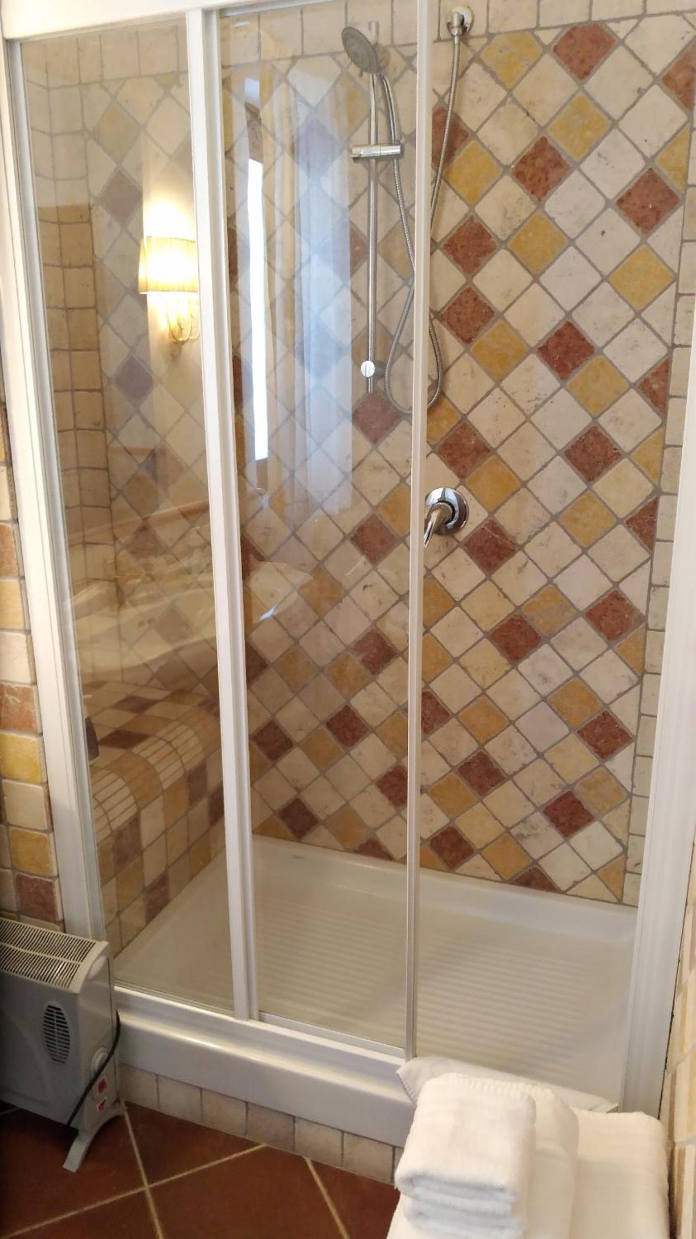 Deluxe Suite - Photo 12
